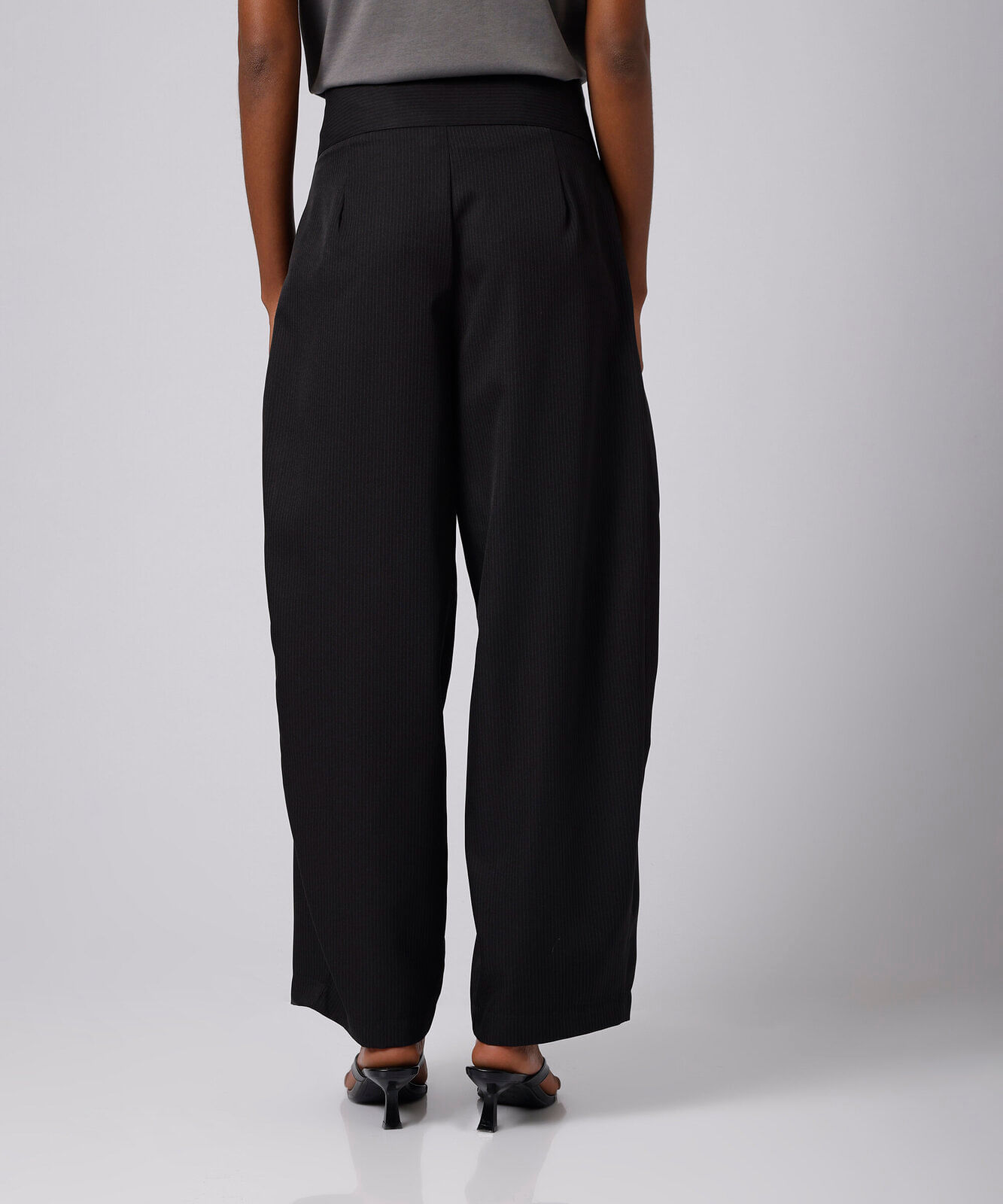calça balloon feminina de alfaiataria risca de giz com pregas mindset preta