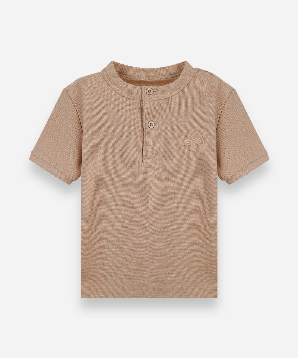 camiseta infantil com algodão gola henley manga curta bege