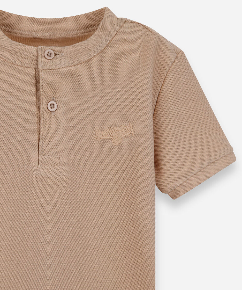 camiseta infantil com algodão gola henley manga curta bege