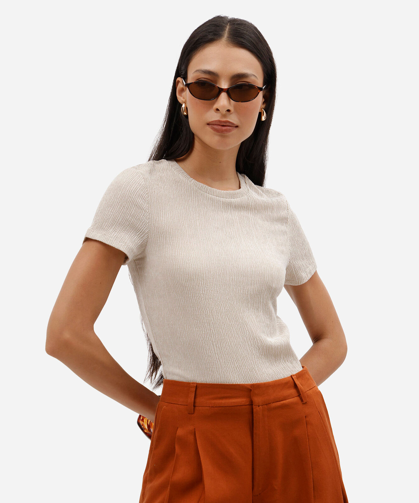 blusa básica baby look feminina manga curta texturizada bege