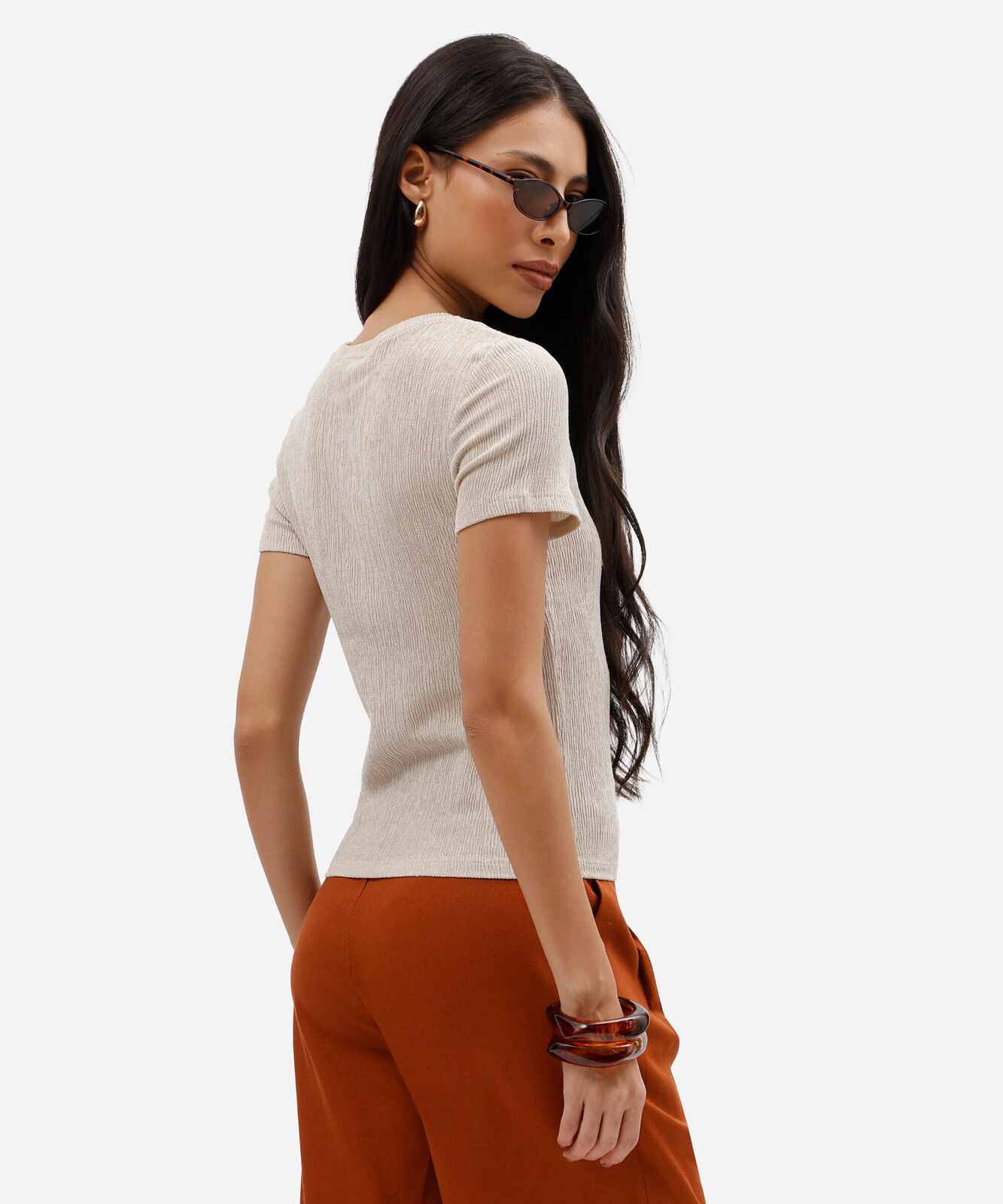 blusa básica baby look feminina manga curta texturizada bege