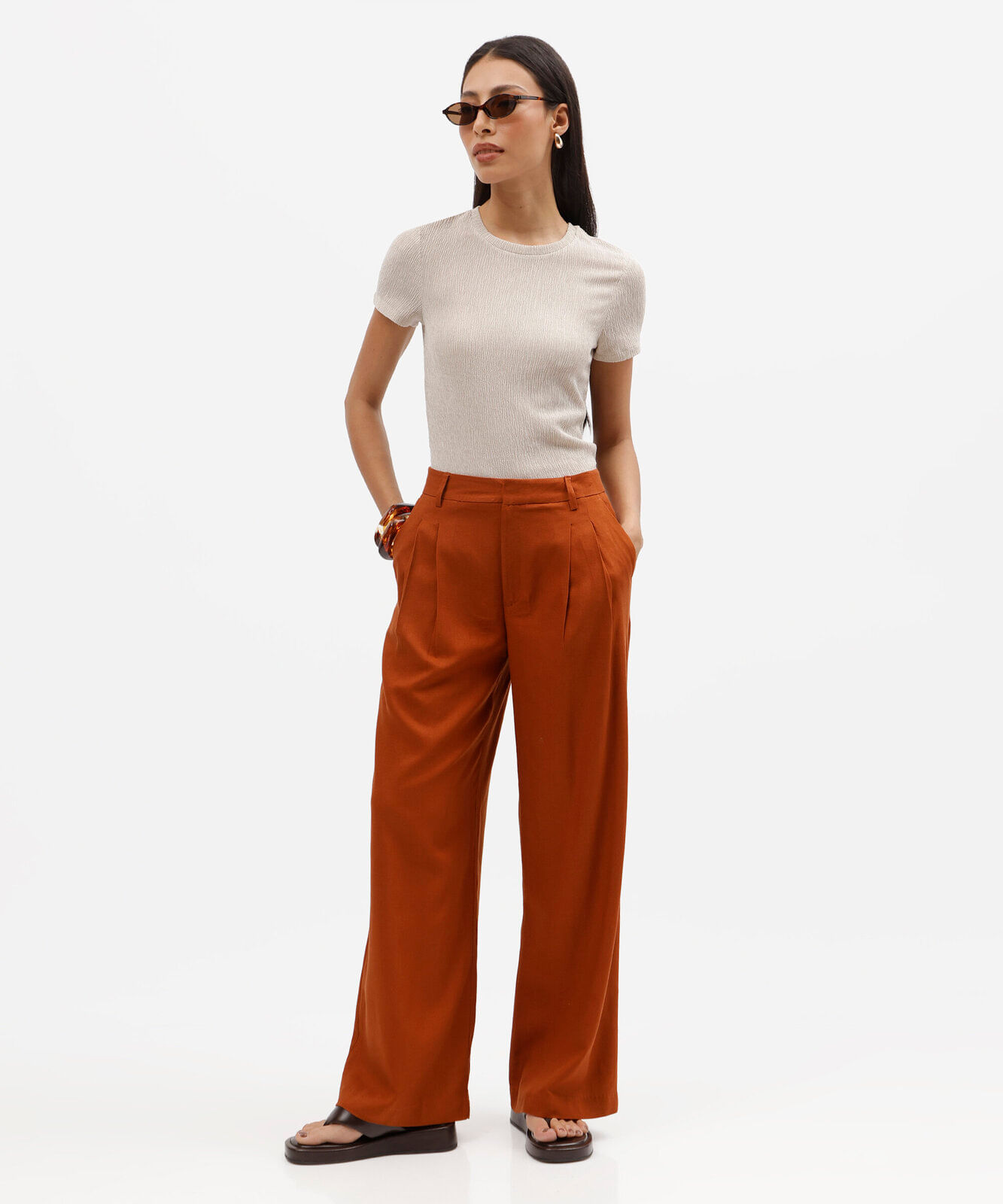 blusa básica baby look feminina manga curta texturizada bege