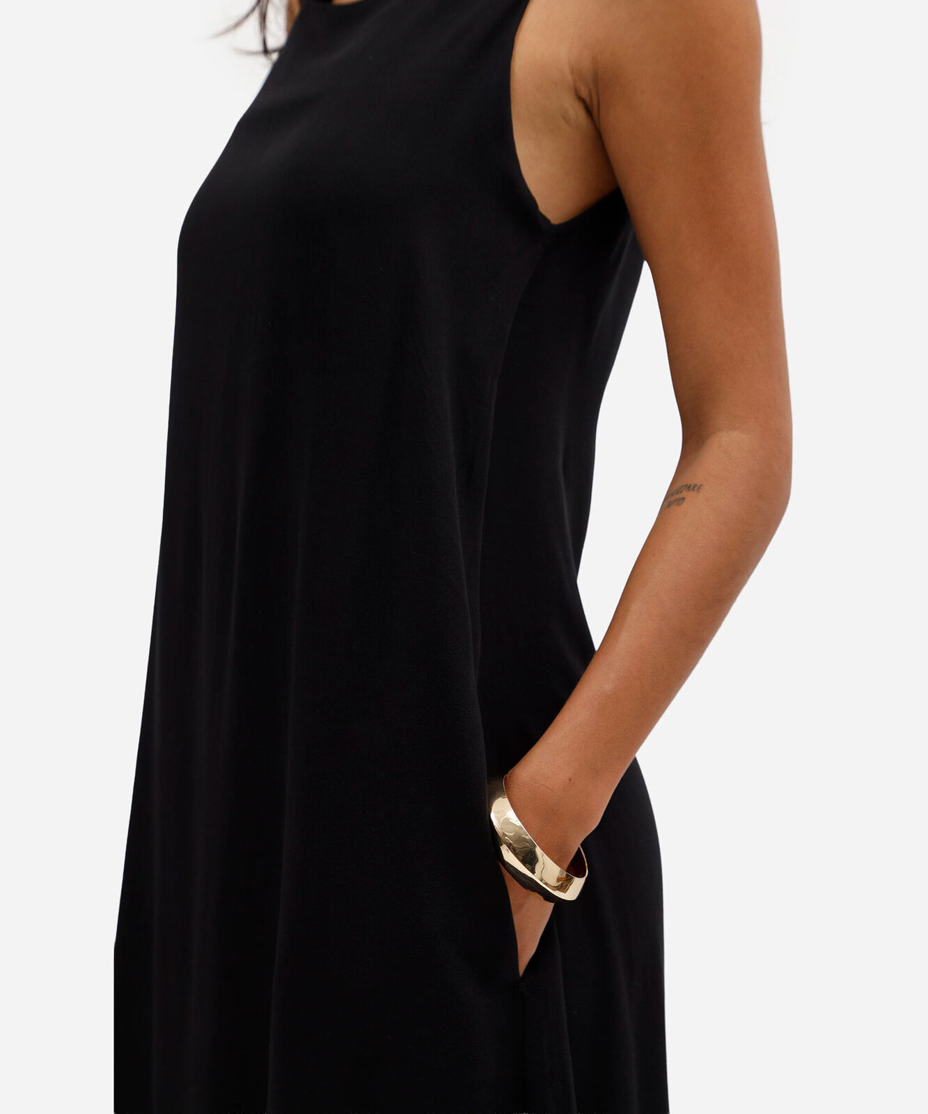 vestido longo feminino de viscose decote canoa com bolsos básico preto