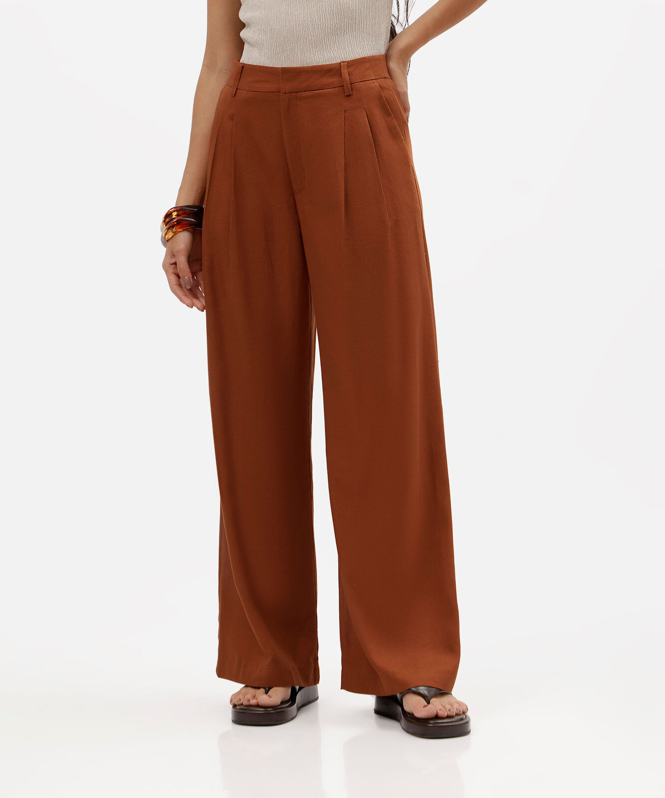 calça wide leg de alfaiataria feminina com linho e pregas marrom