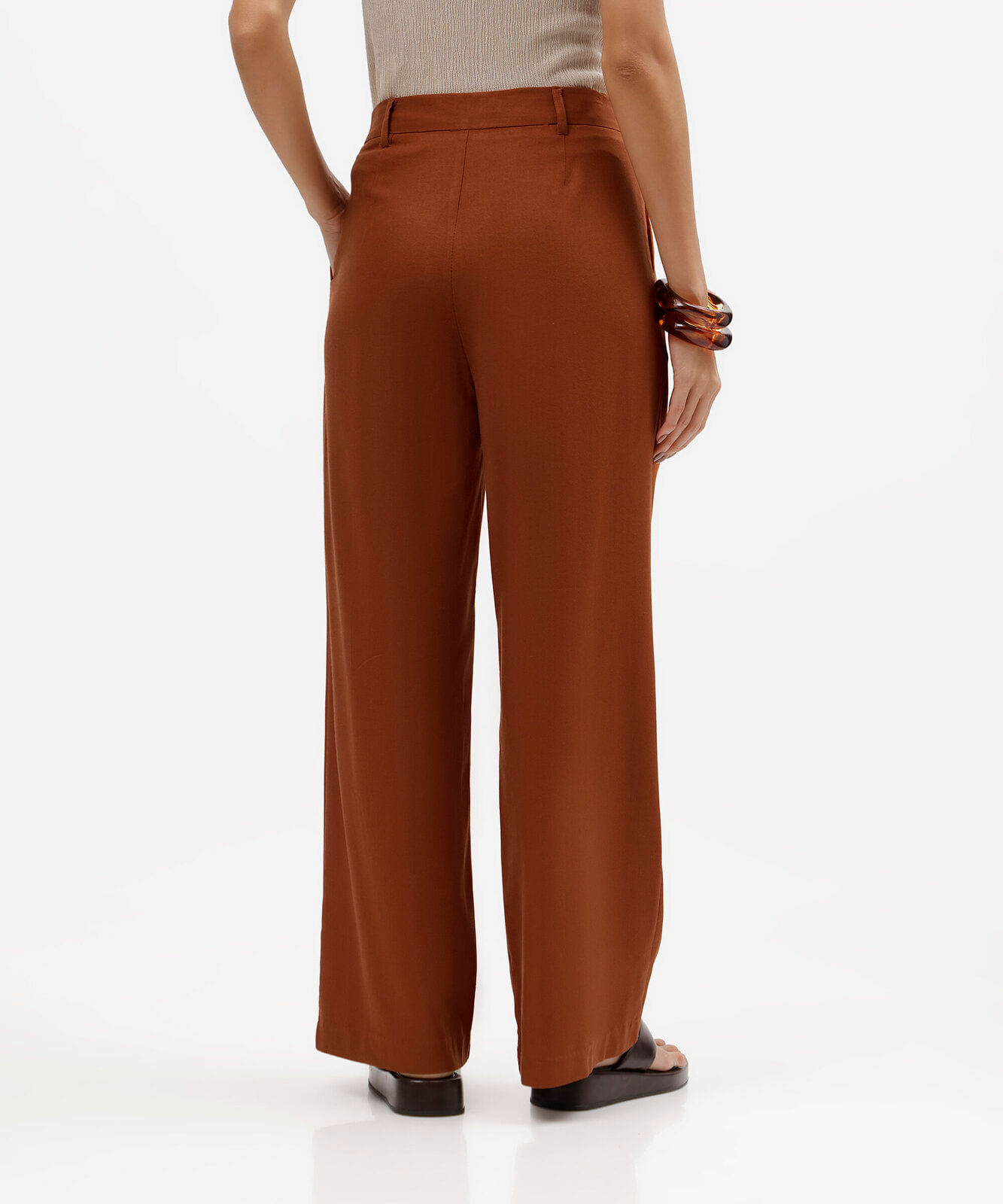 calça wide leg de alfaiataria feminina com linho e pregas marrom
