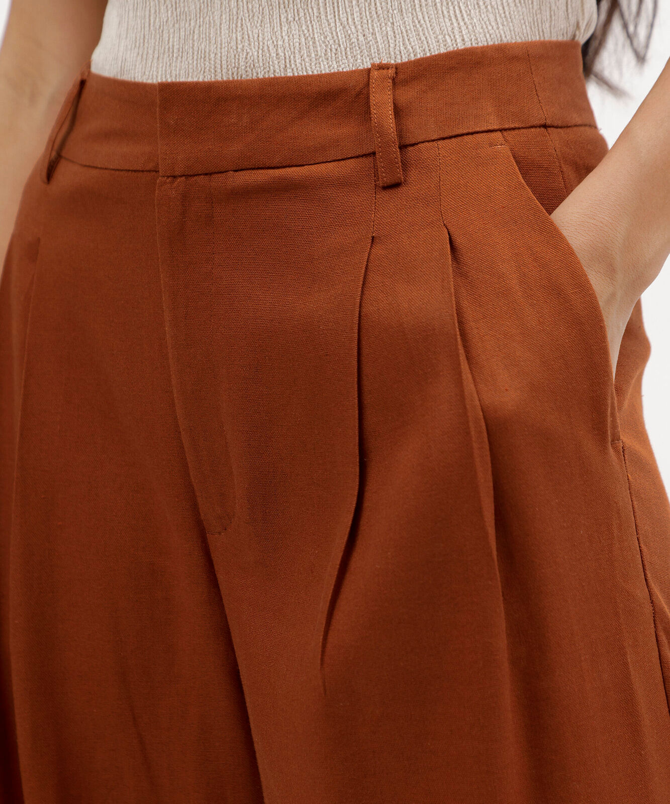 calça wide leg de alfaiataria feminina com linho e pregas marrom