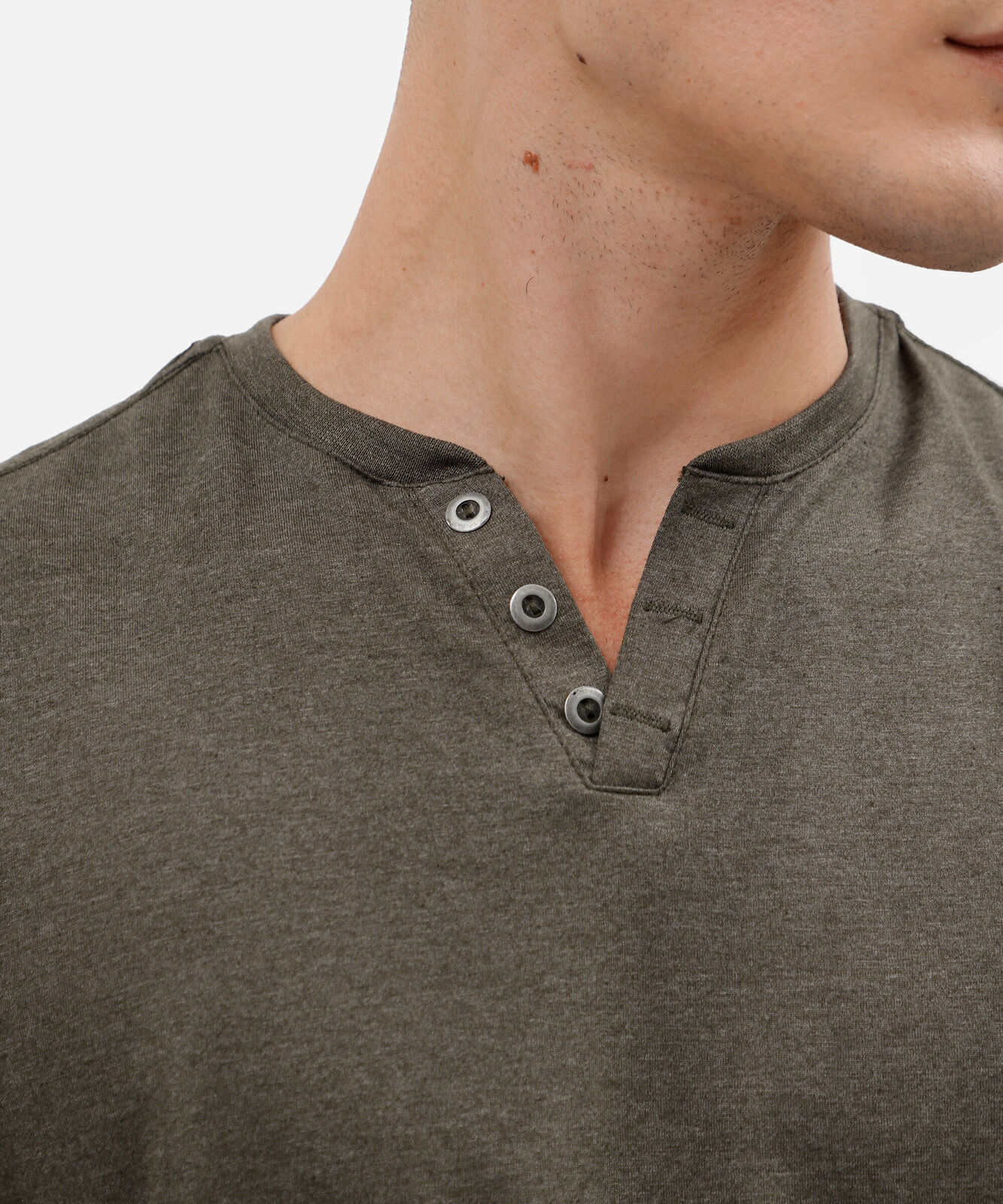 camiseta masculina com algodão gola henley manga curta verde