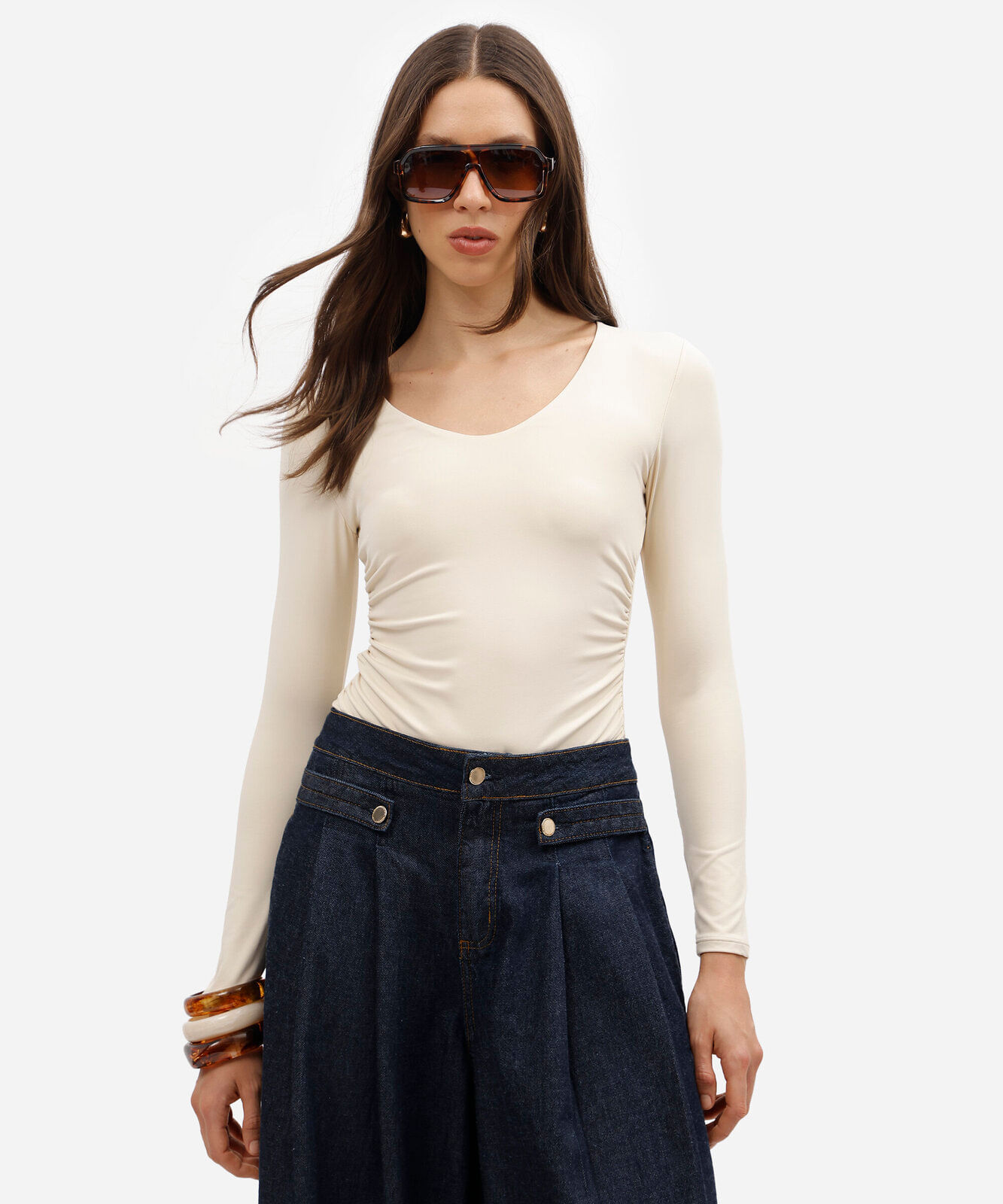 body feminino de poliamida decote v manga longa franzido bege