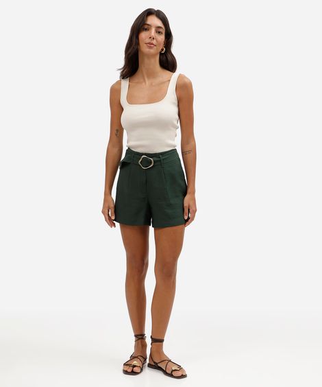 short feminino de alfaiataria com pregas e cinto verde