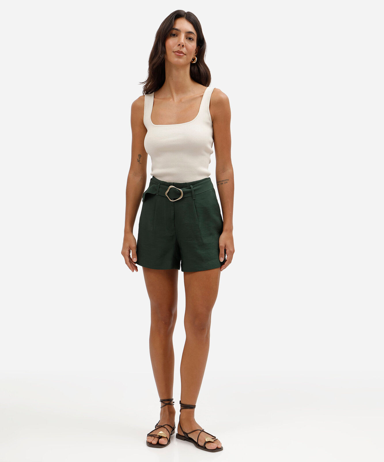 short feminino de alfaiataria com pregas e cinto verde