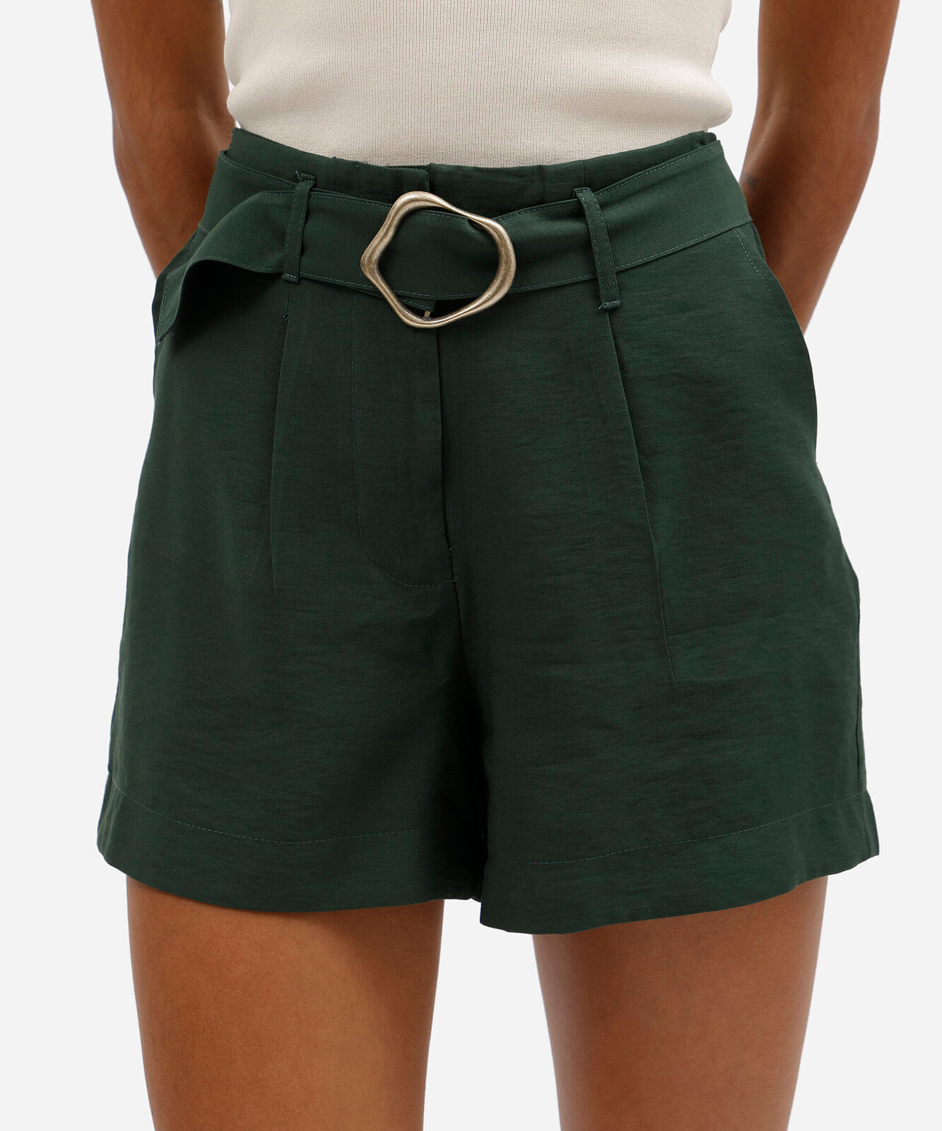 short feminino de alfaiataria com pregas e cinto verde