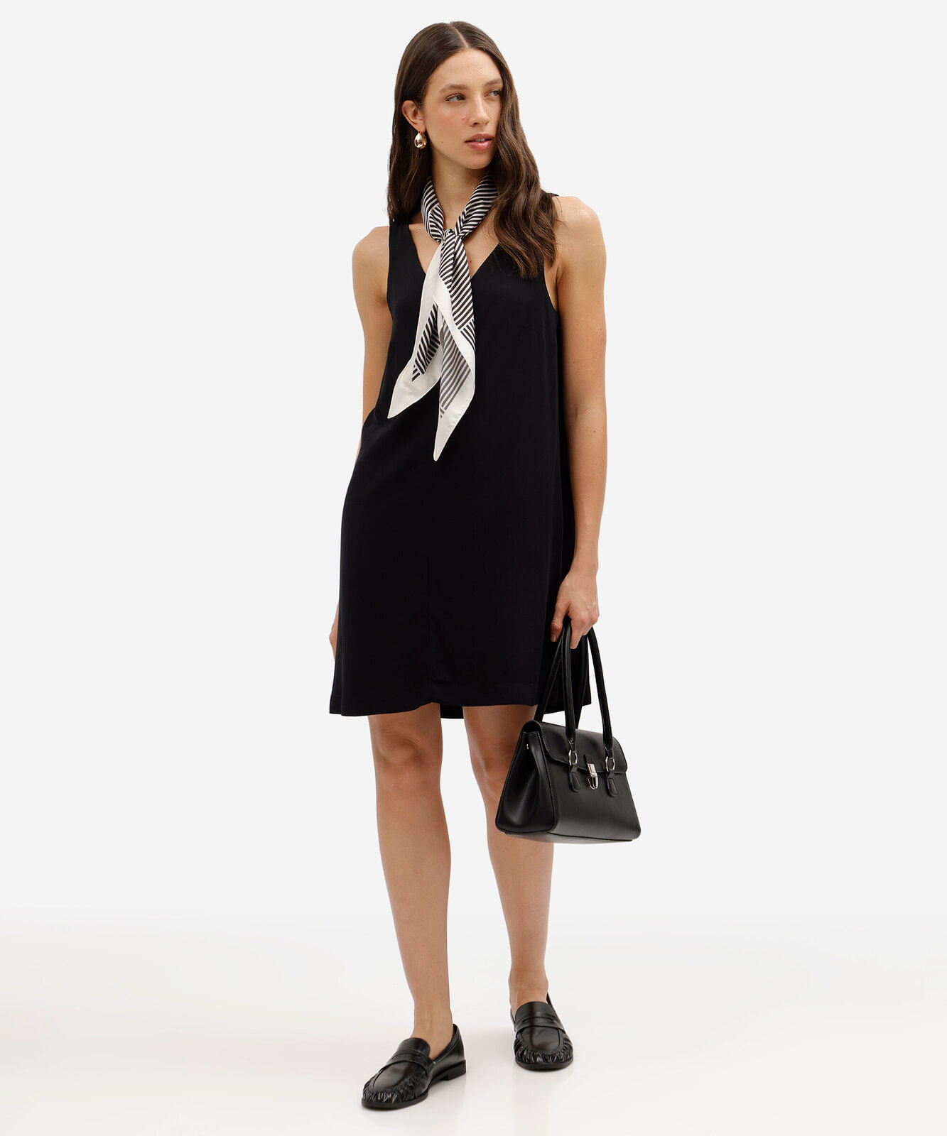 vestido curto feminino de viscose decote v básico preto