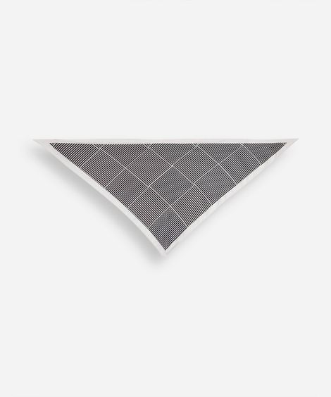 lenço feminino triangular acetinado com estampa geométrica colorido