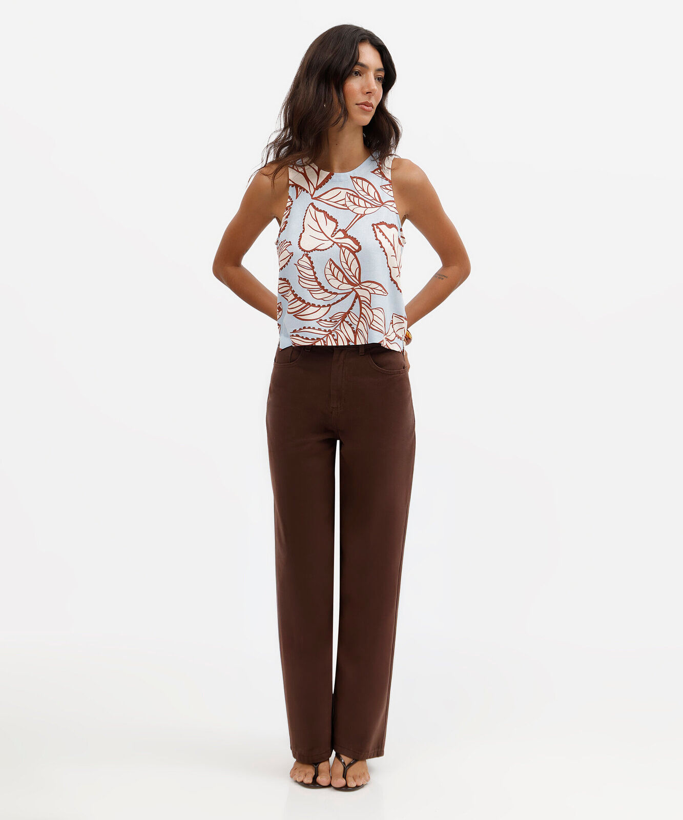 regata cropped feminina com linho folhagens azul