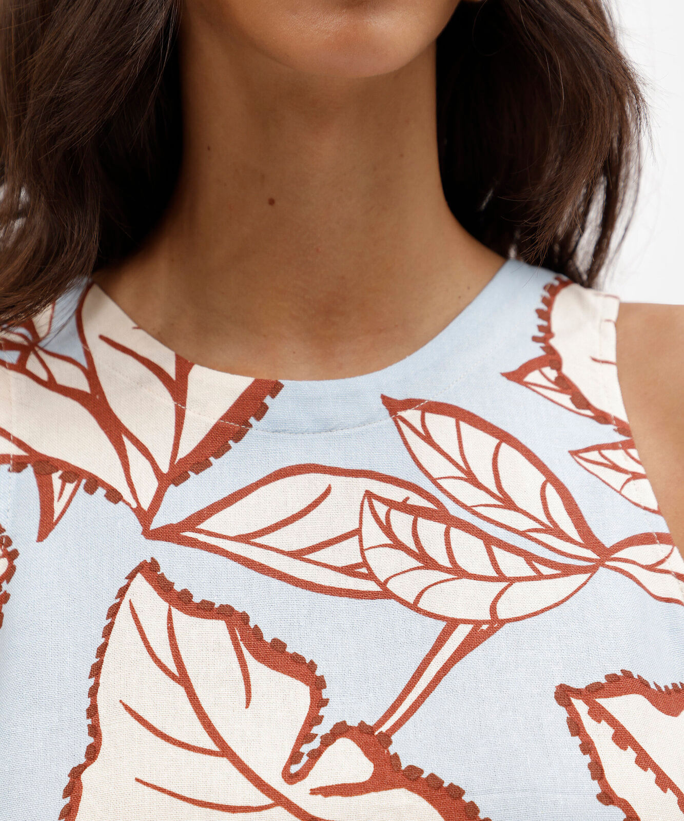 regata cropped feminina com linho folhagens azul