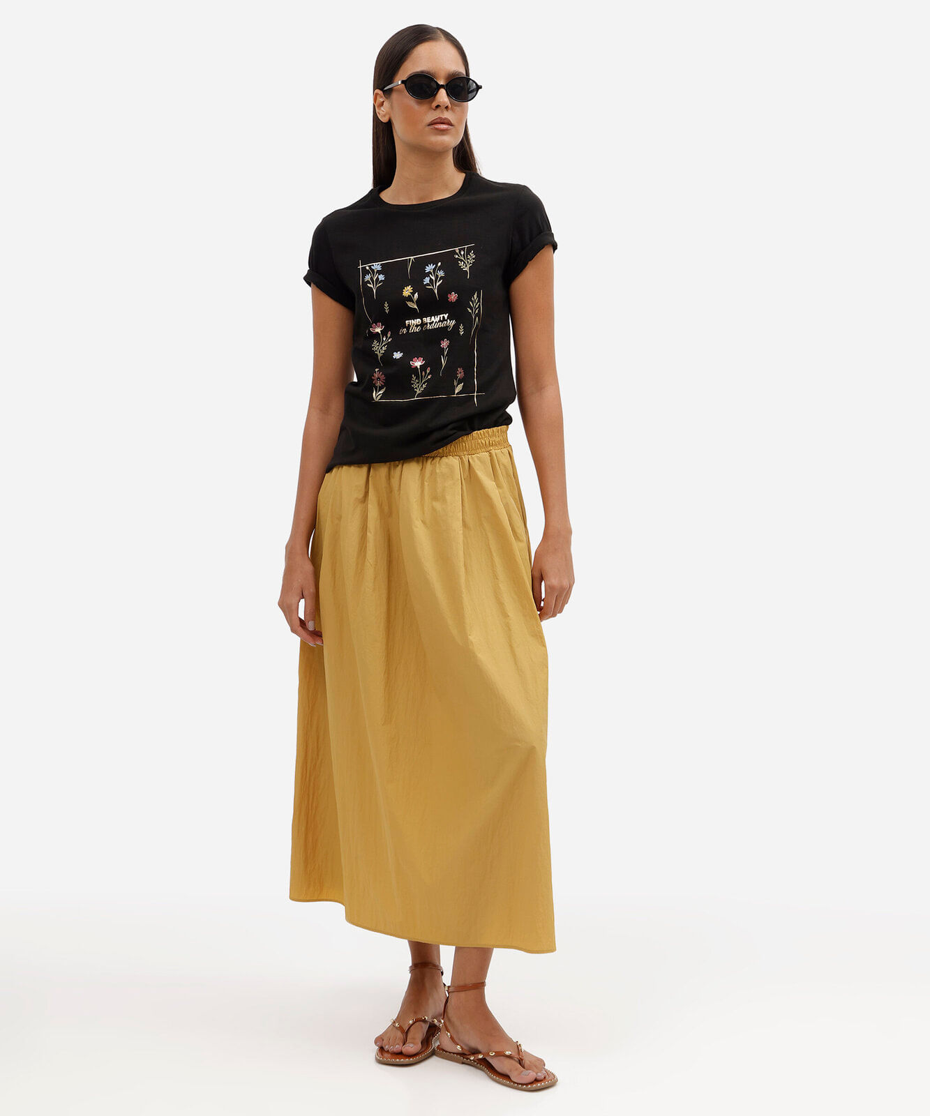 camiseta slim feminina de algodão manga curta floral básica preta
