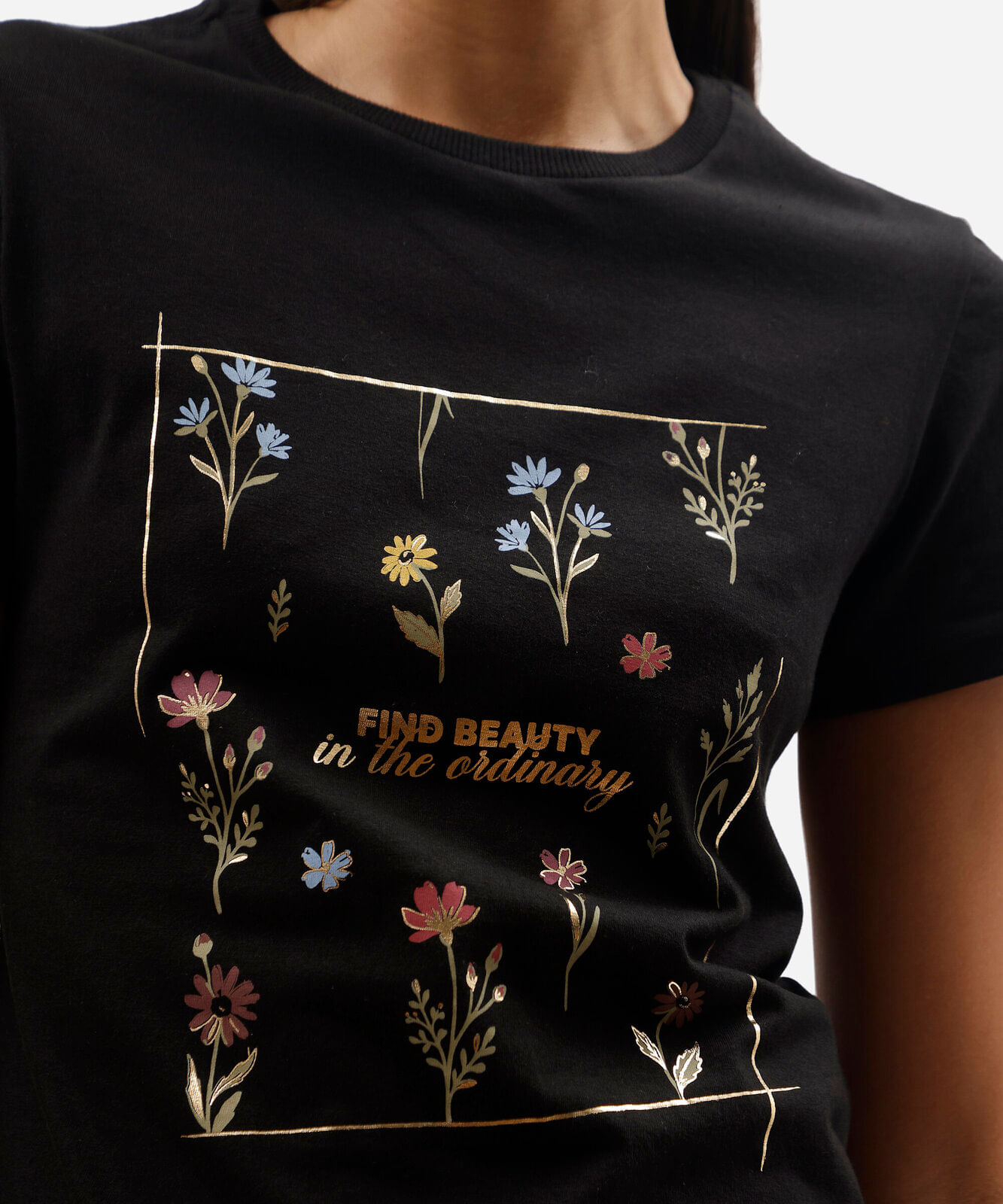 camiseta slim feminina de algodão manga curta floral básica preta