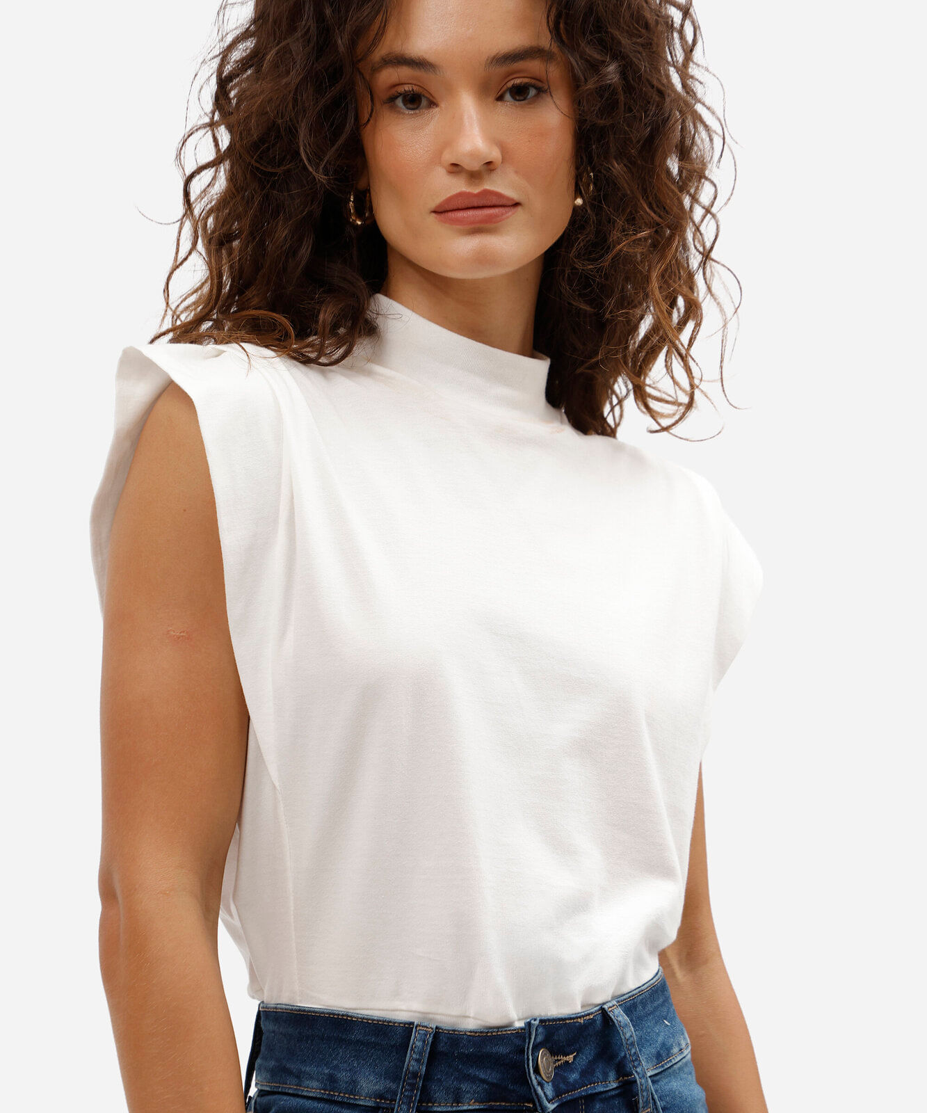 regata feminina de algodão gola alta com ombreiras off white