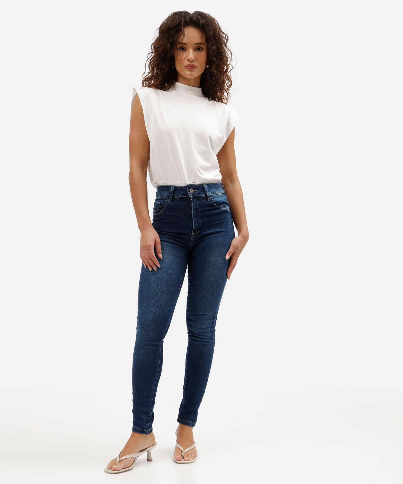 regata feminina de algodão gola alta com ombreiras off white