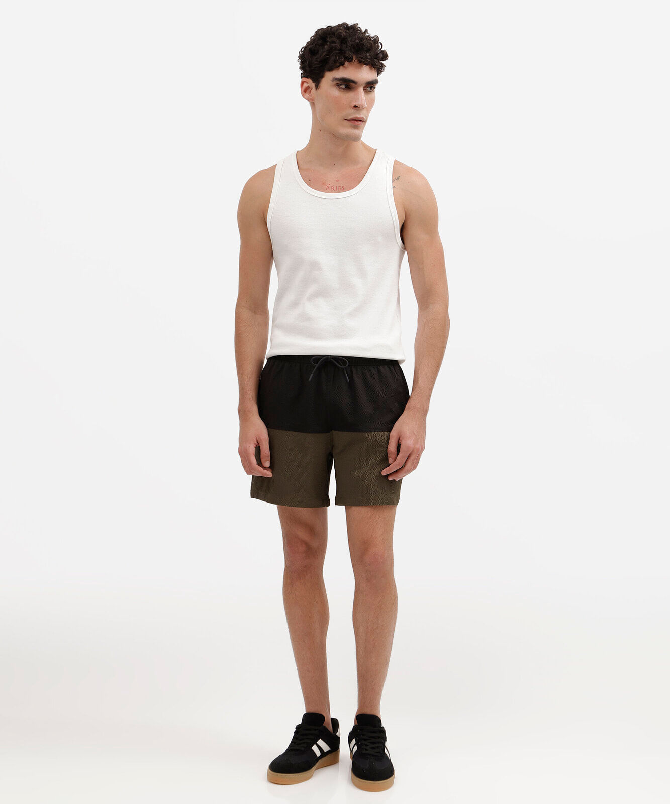 short masculino com recorte cós elástico texturizado preto