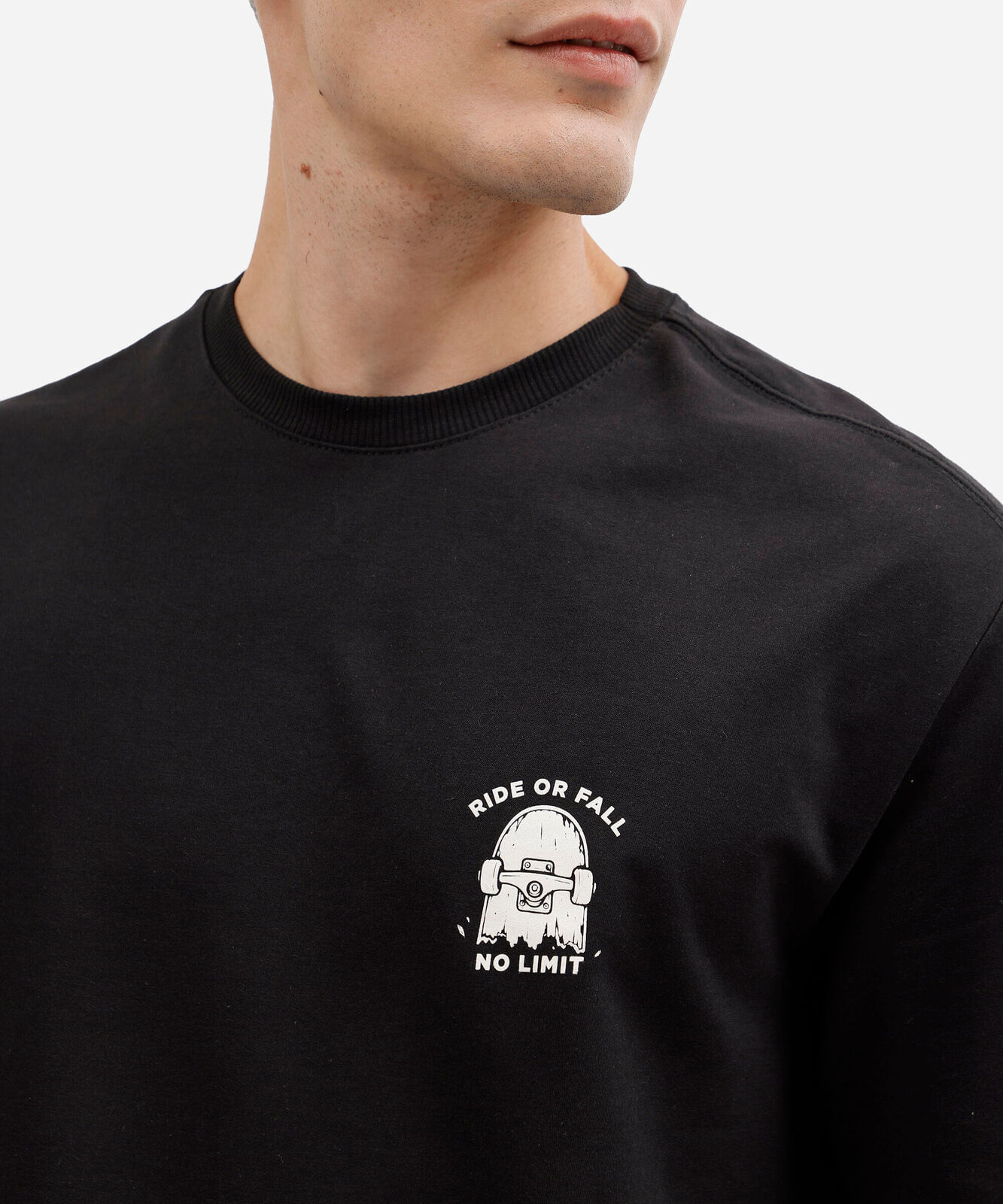 camiseta masculina com algodão manga curta estampada preta