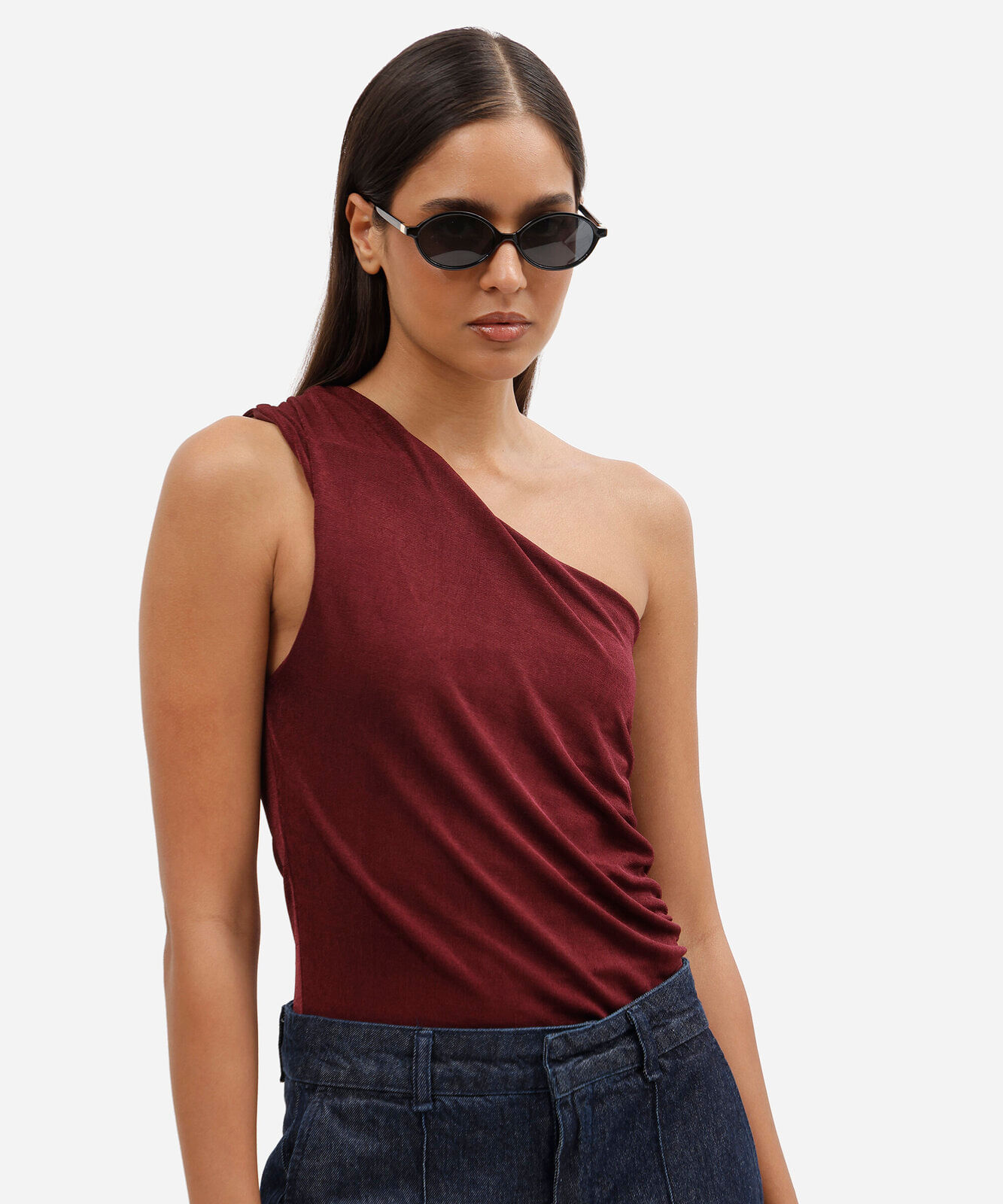 blusa ombro único feminina franzida acetinada vinho