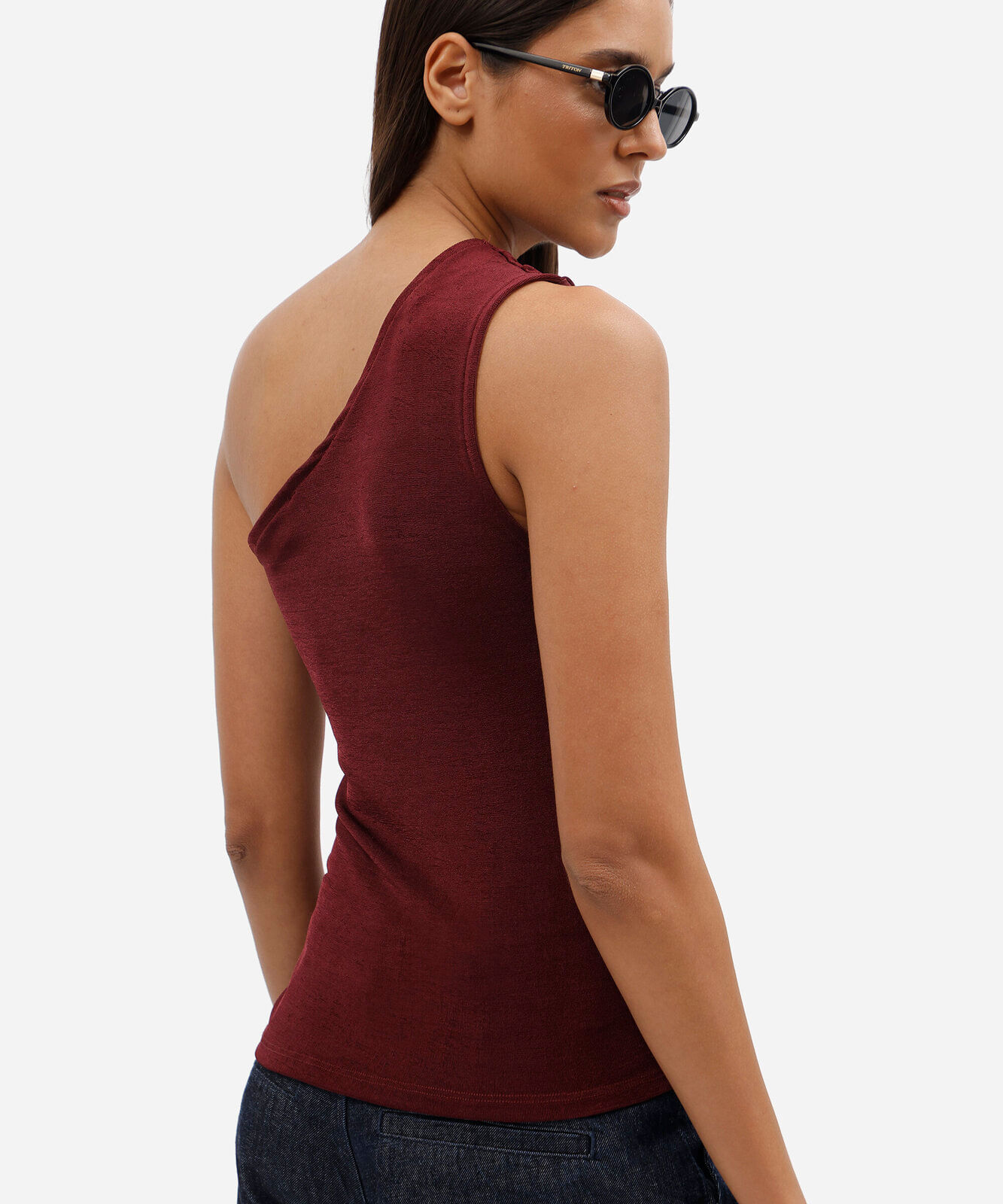 blusa ombro único feminina franzida acetinada vinho