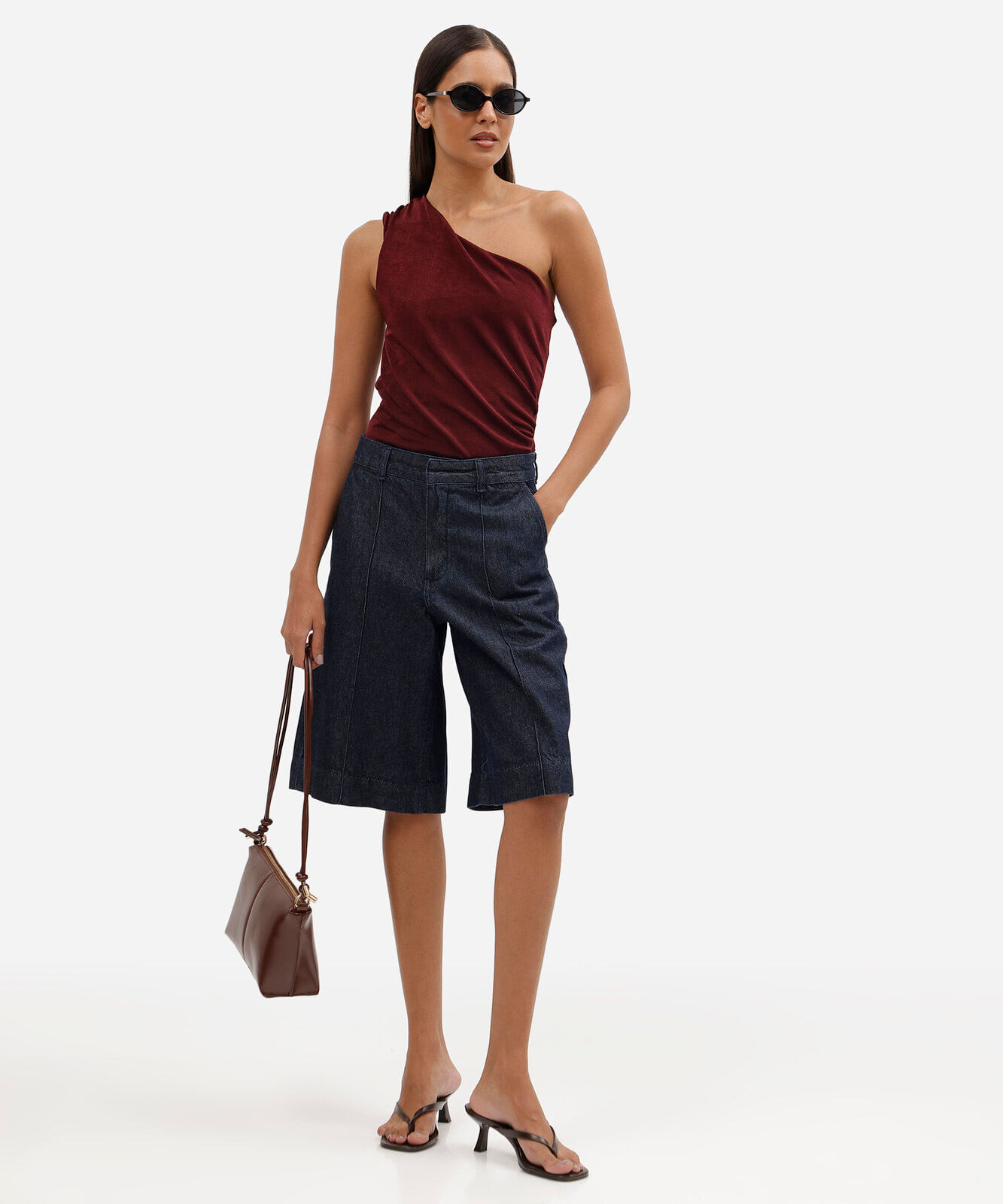blusa ombro único feminina franzida acetinada vinho