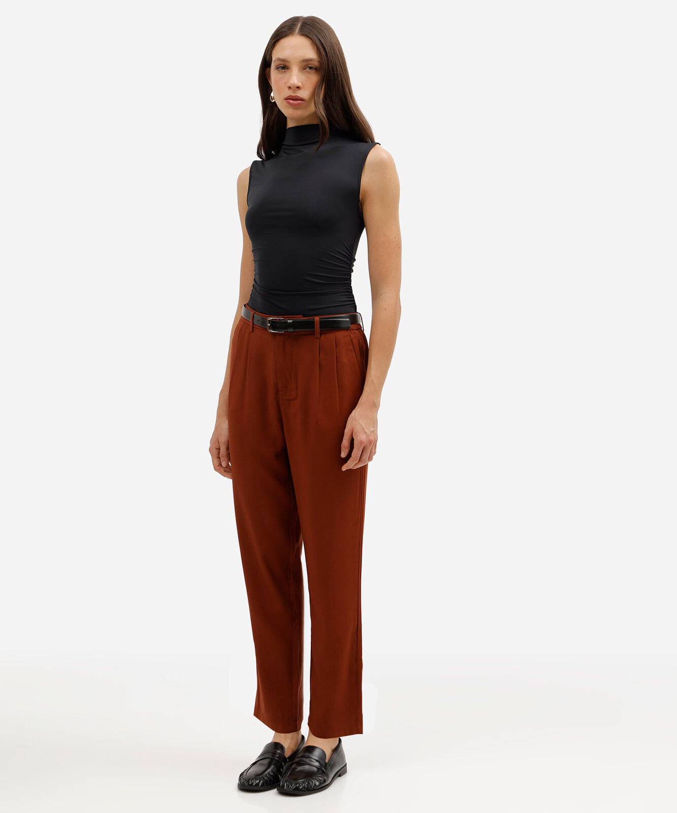 calça reta de alfaiataria feminina com viscose e pregas cós elástico marrom