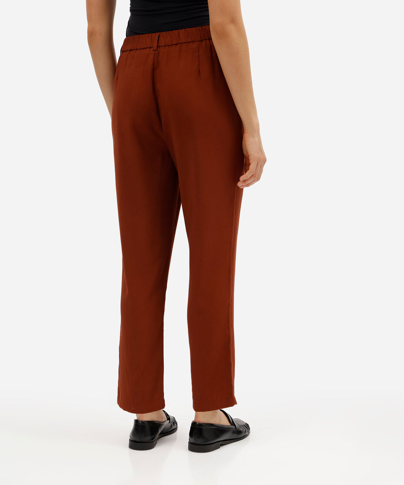 calça reta de alfaiataria feminina com viscose e pregas cós elástico marrom