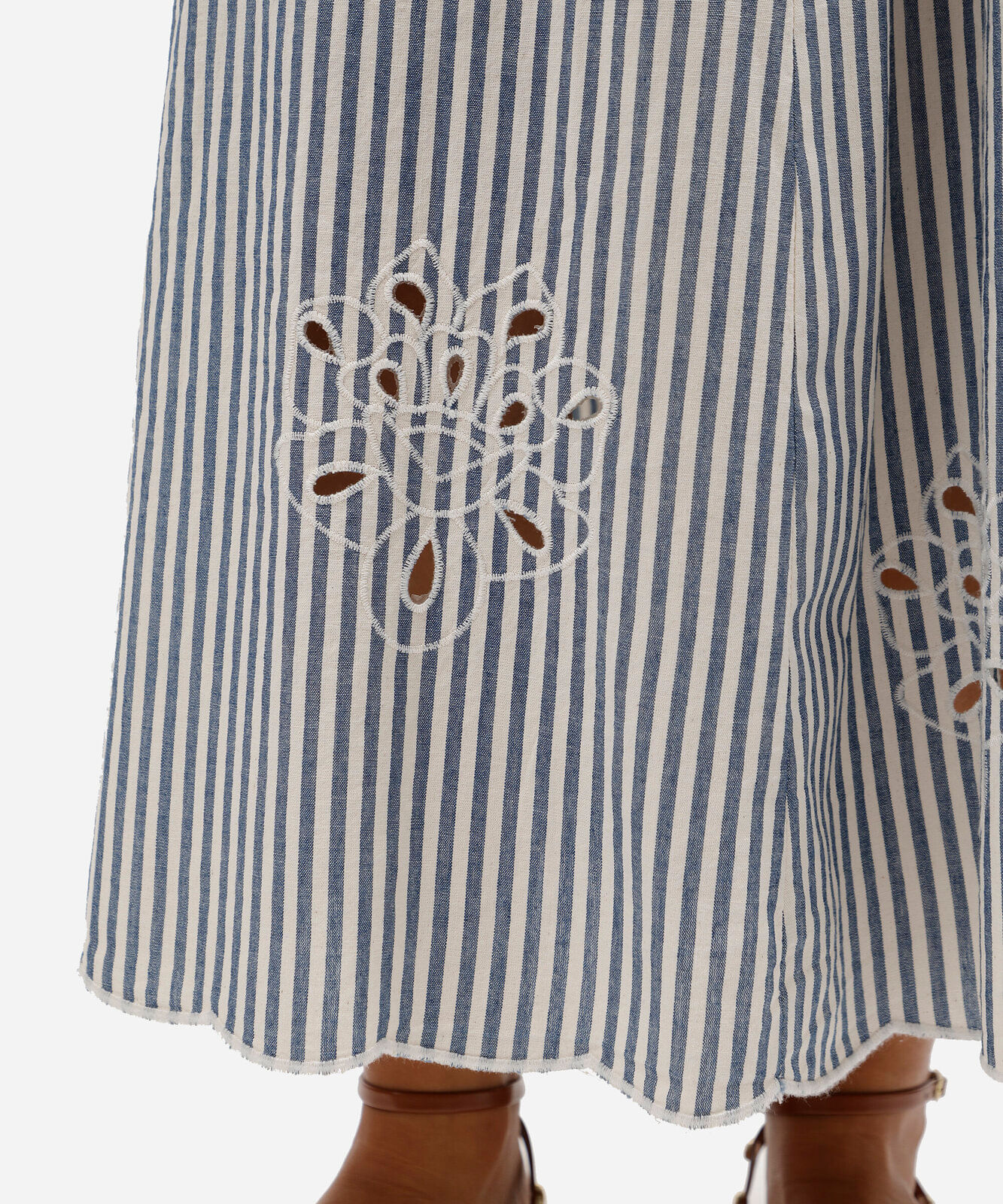 saia midi feminina listrada com bordado azul