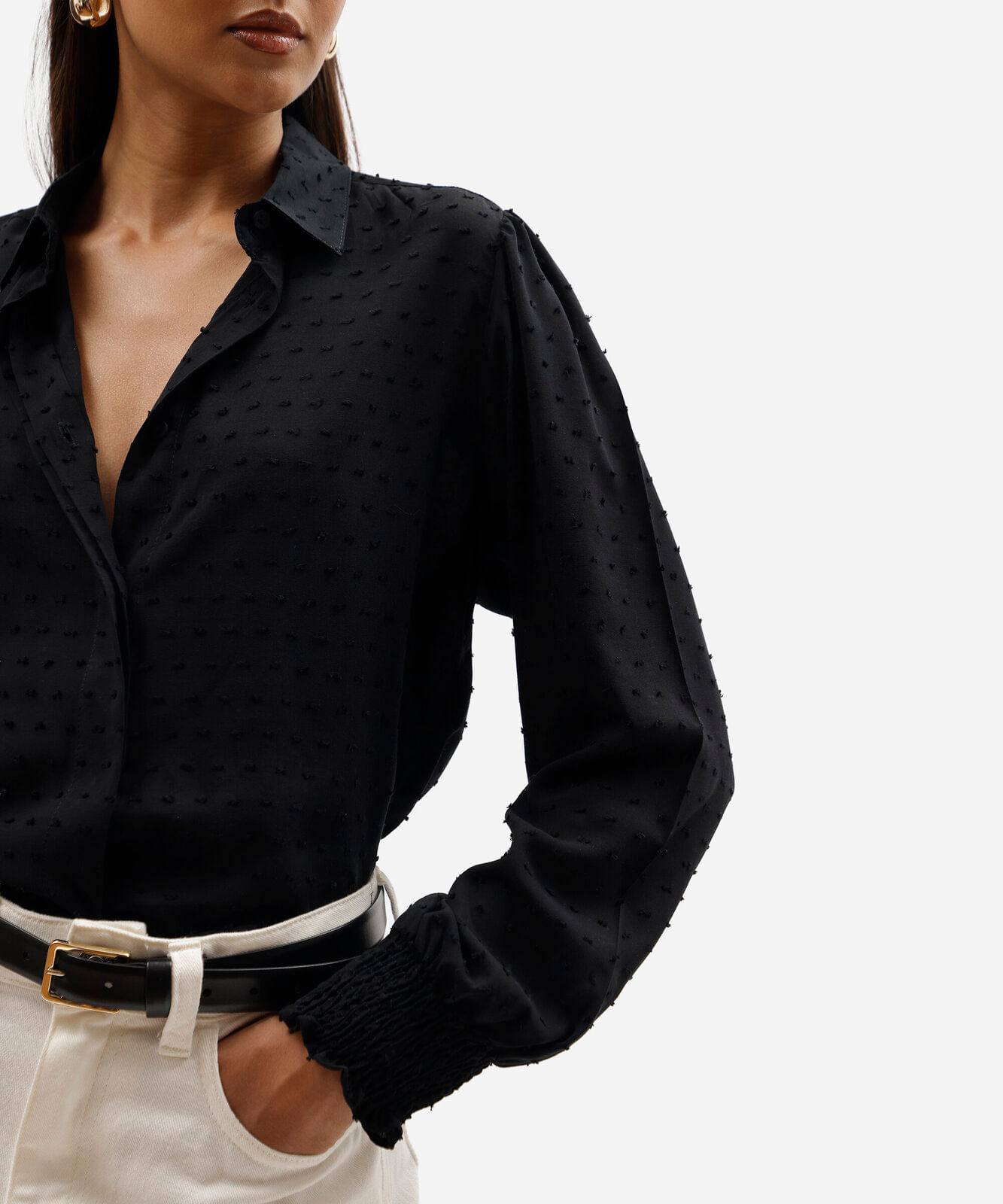 camisa feminina de viscose texturizada poá preta