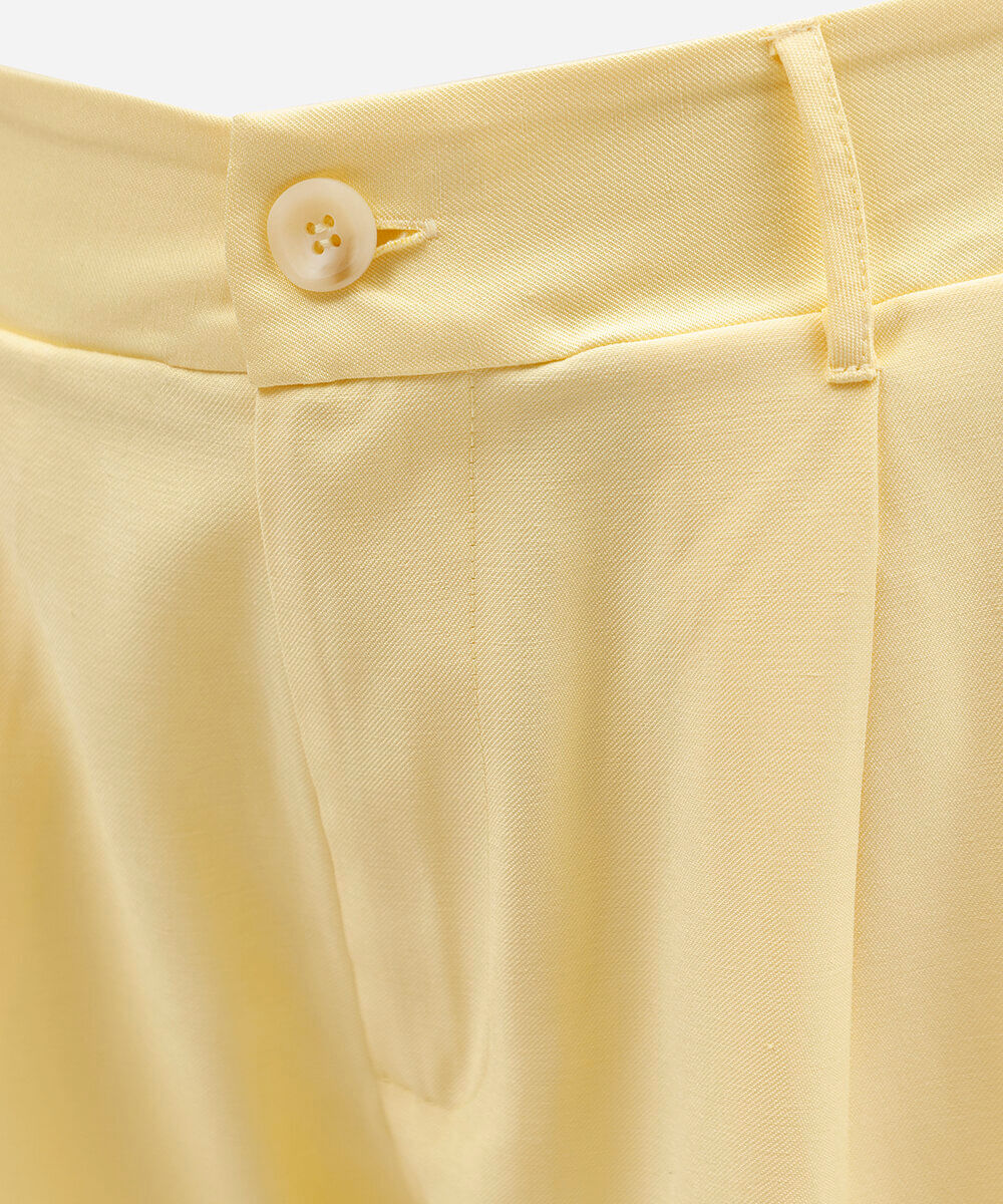 bermuda feminina de alfaiataria com viscose e pregas cós elástico plus size amarela