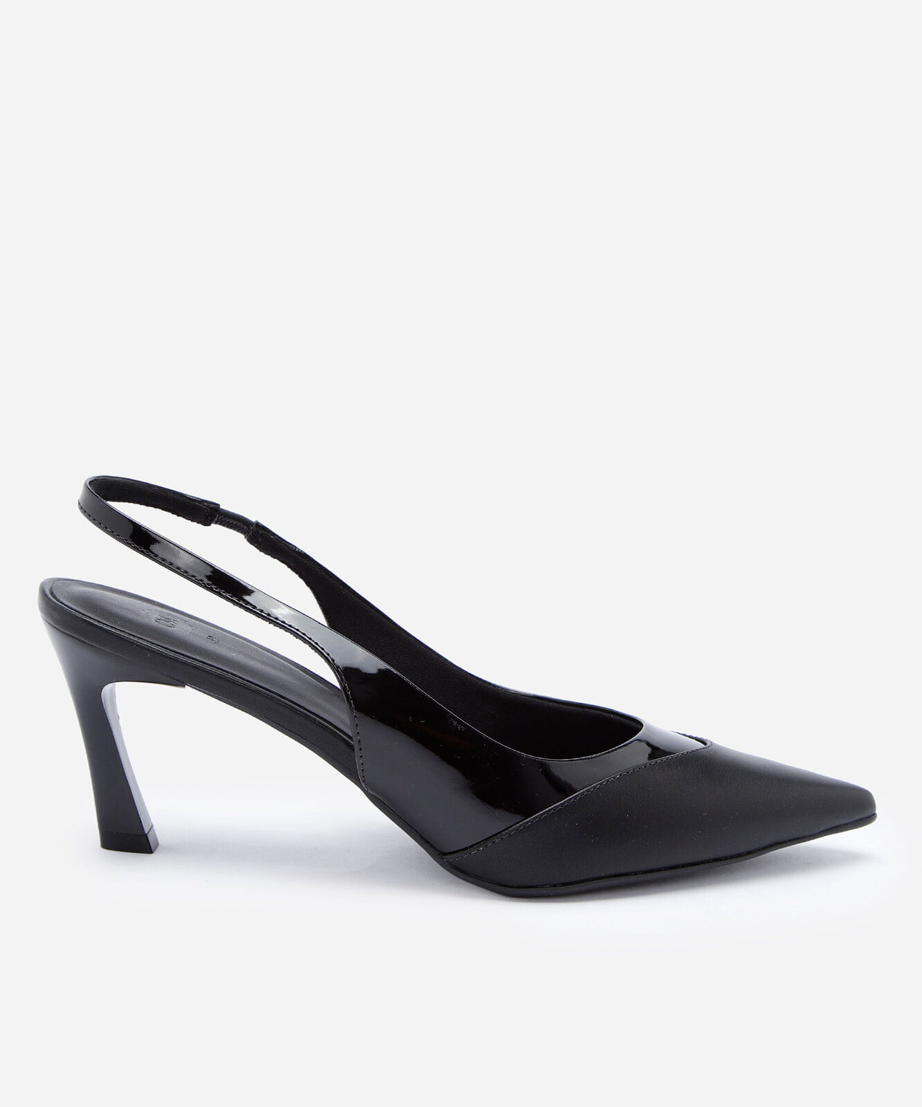 scarpin slingback de bico fino e salto alto preto