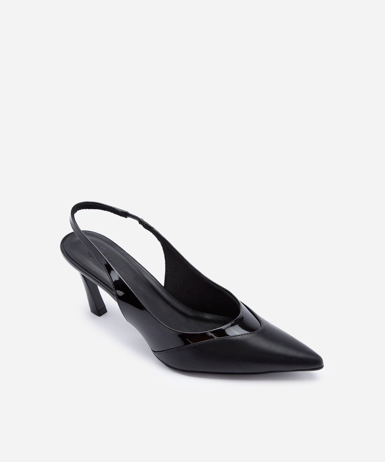 scarpin slingback de bico fino e salto alto preto