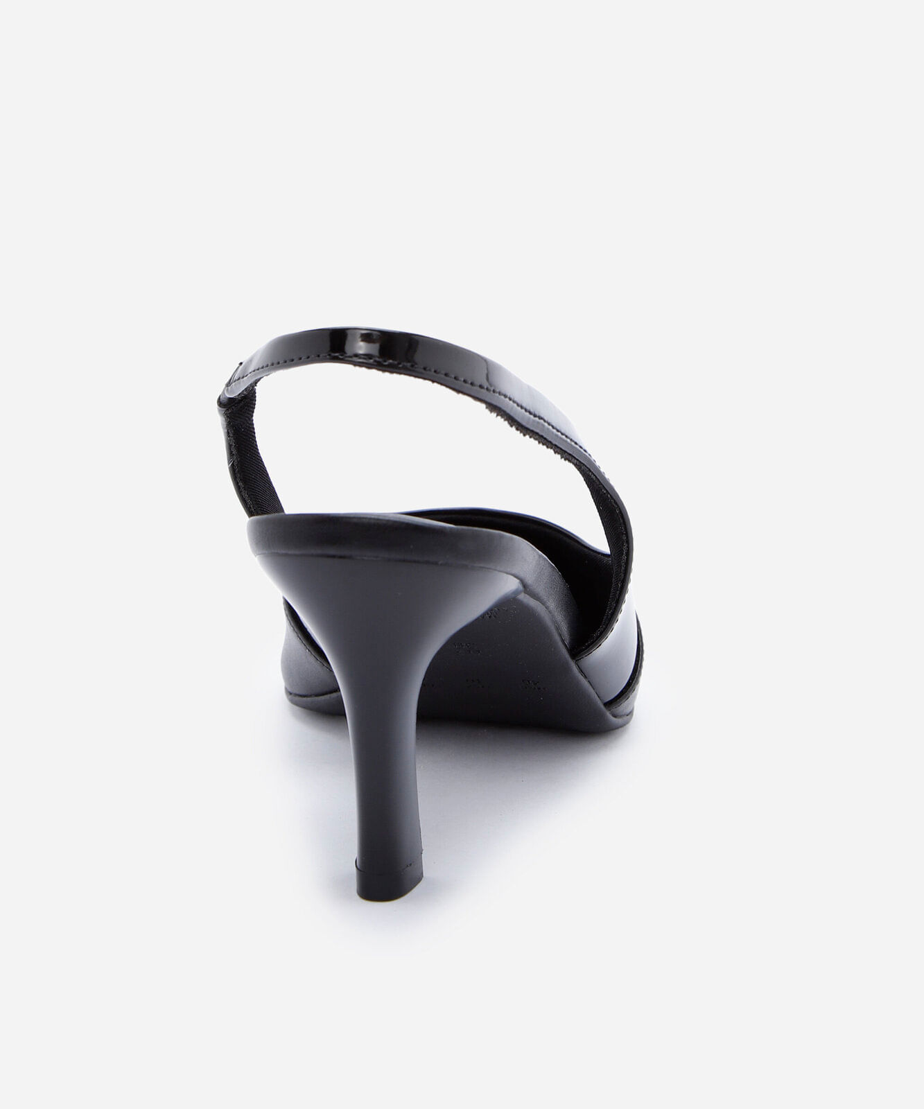 scarpin slingback de bico fino e salto alto preto