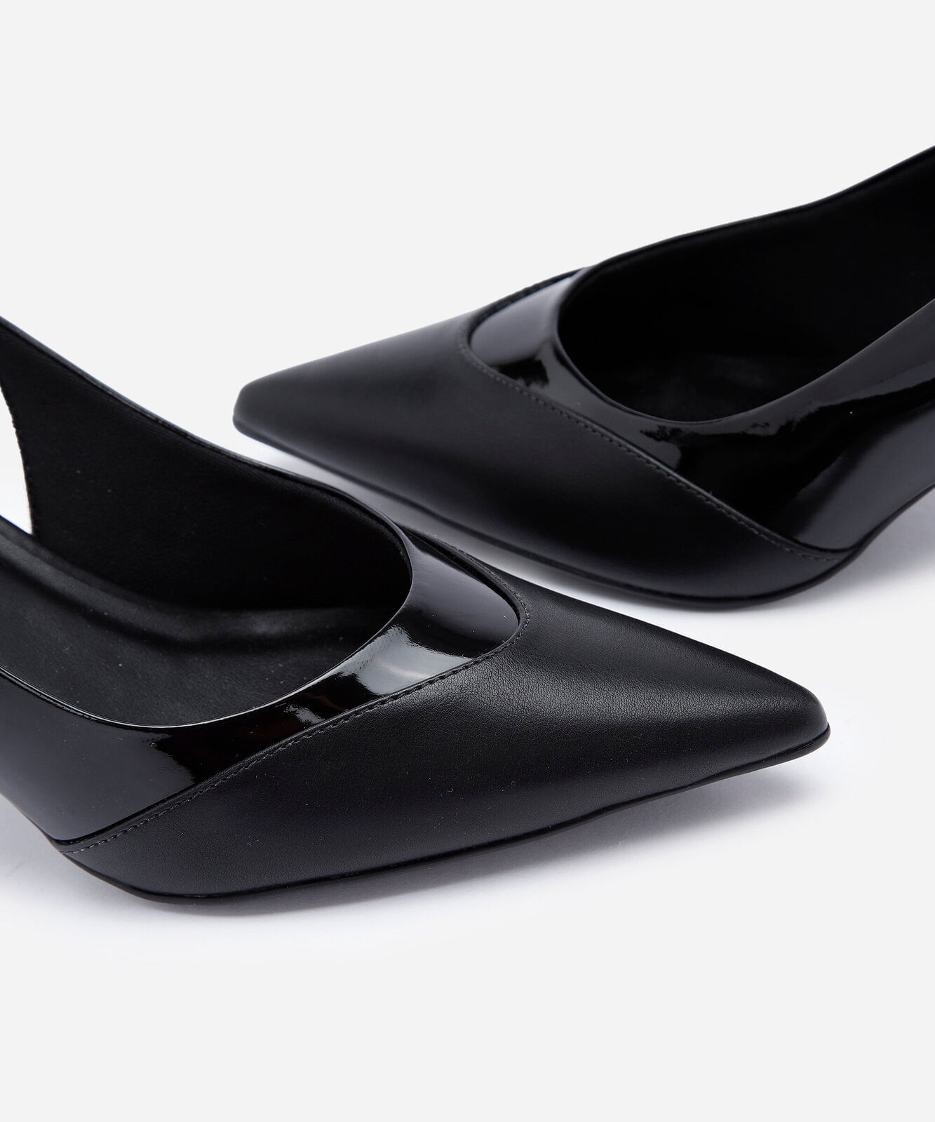 scarpin slingback de bico fino e salto alto preto