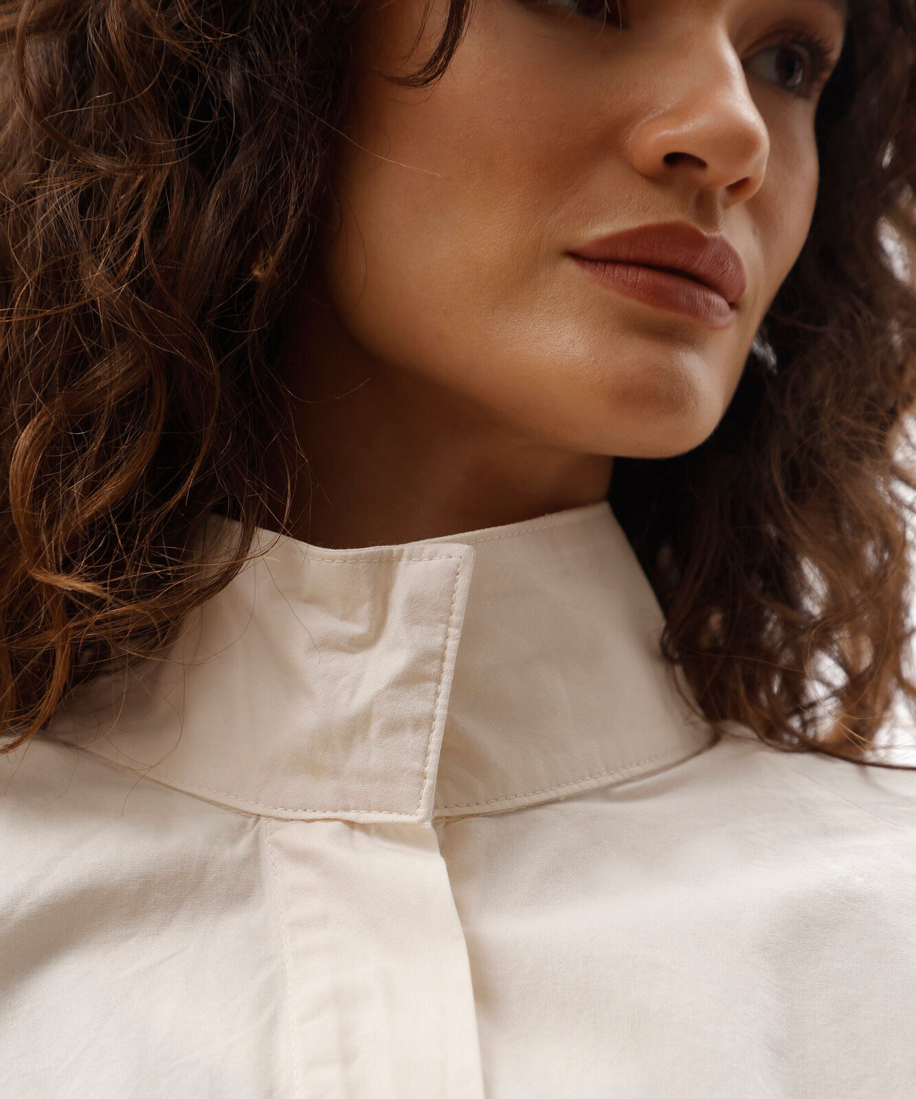 jaqueta bomber feminina de sarja gola funnel neck bege