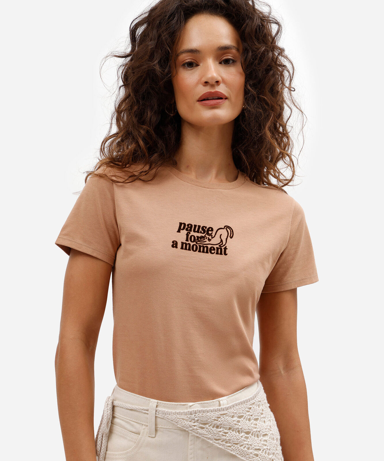 camiseta feminina de algodão estampada marrom