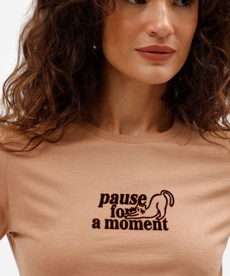 camiseta feminina de algodão estampada marrom