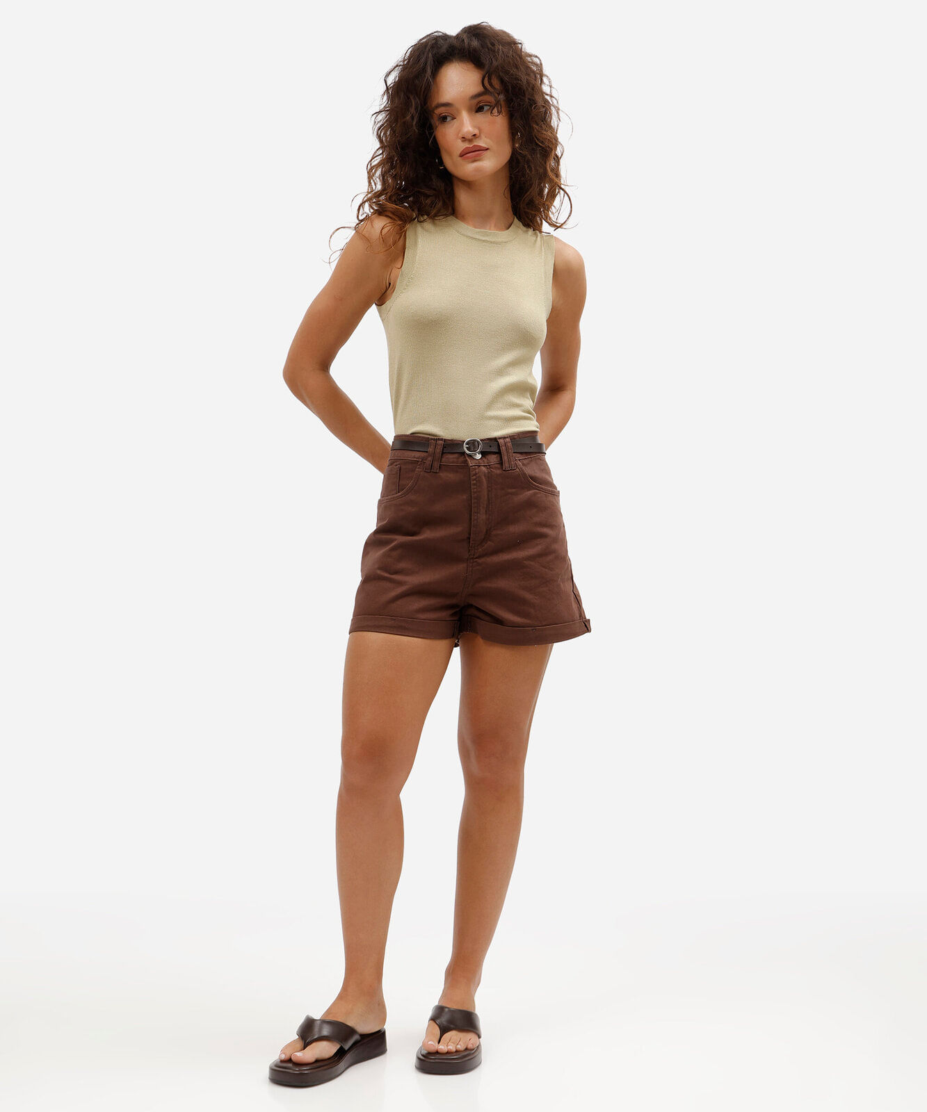 short mom feminino de sarja com cinto marrom