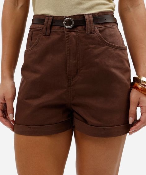 short mom feminino de sarja com cinto marrom