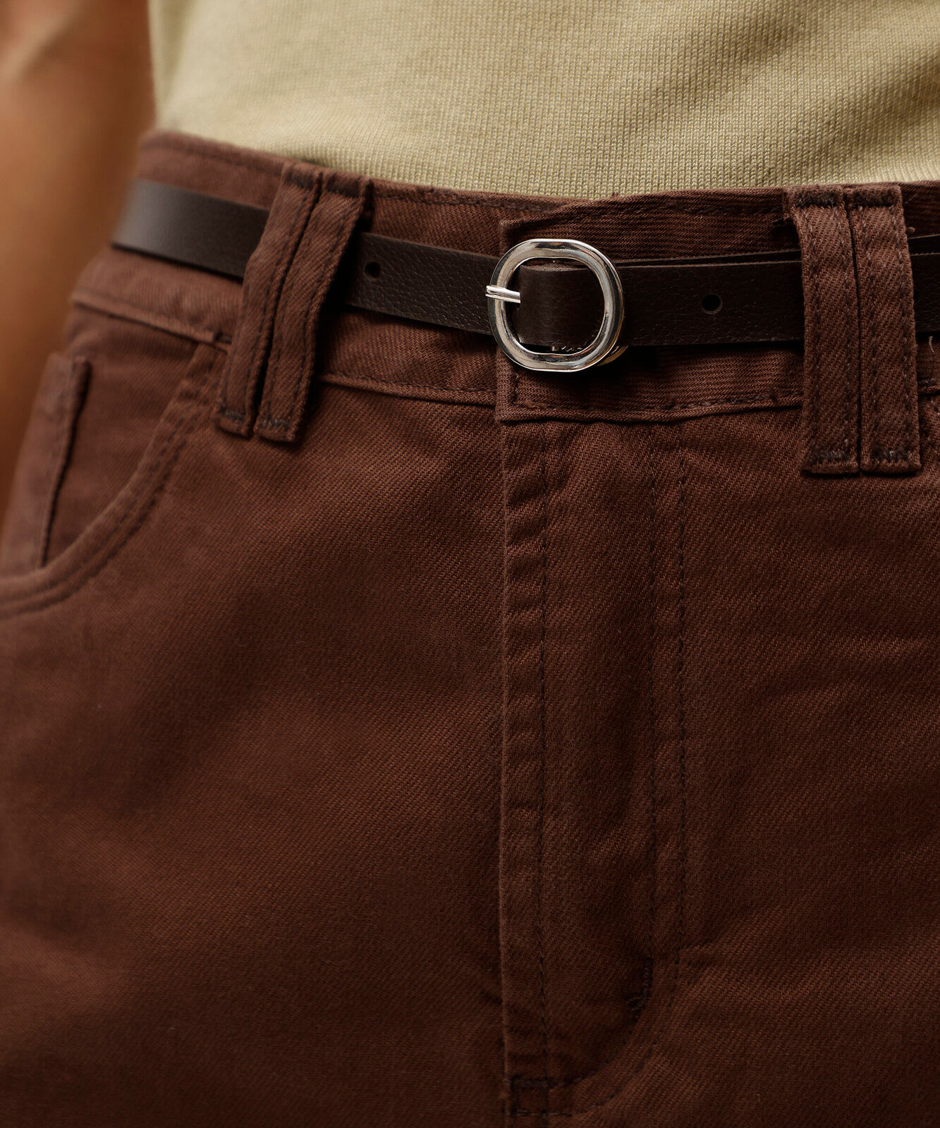 short mom feminino de sarja com cinto marrom