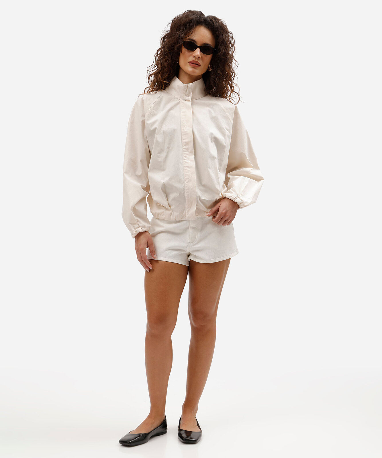short curto feminino de sarja cintura média off white