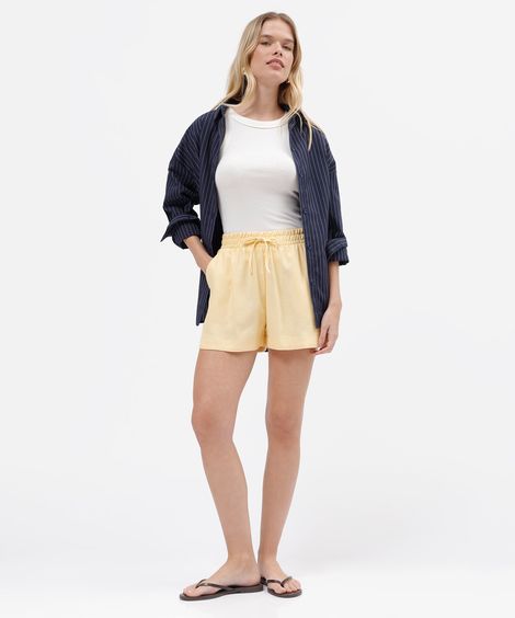 shorts feminino de linho com cós elástico e amarração amarelo claro