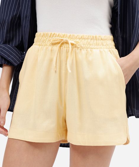 shorts feminino de linho com cós elástico e amarração amarelo claro