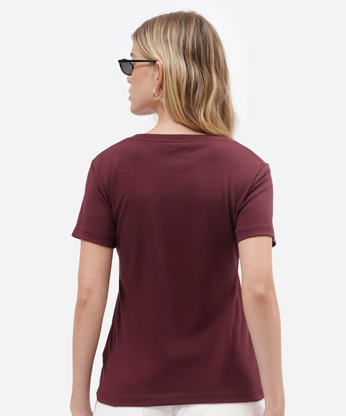 camiseta básica feminina de algodão com decote v vinho