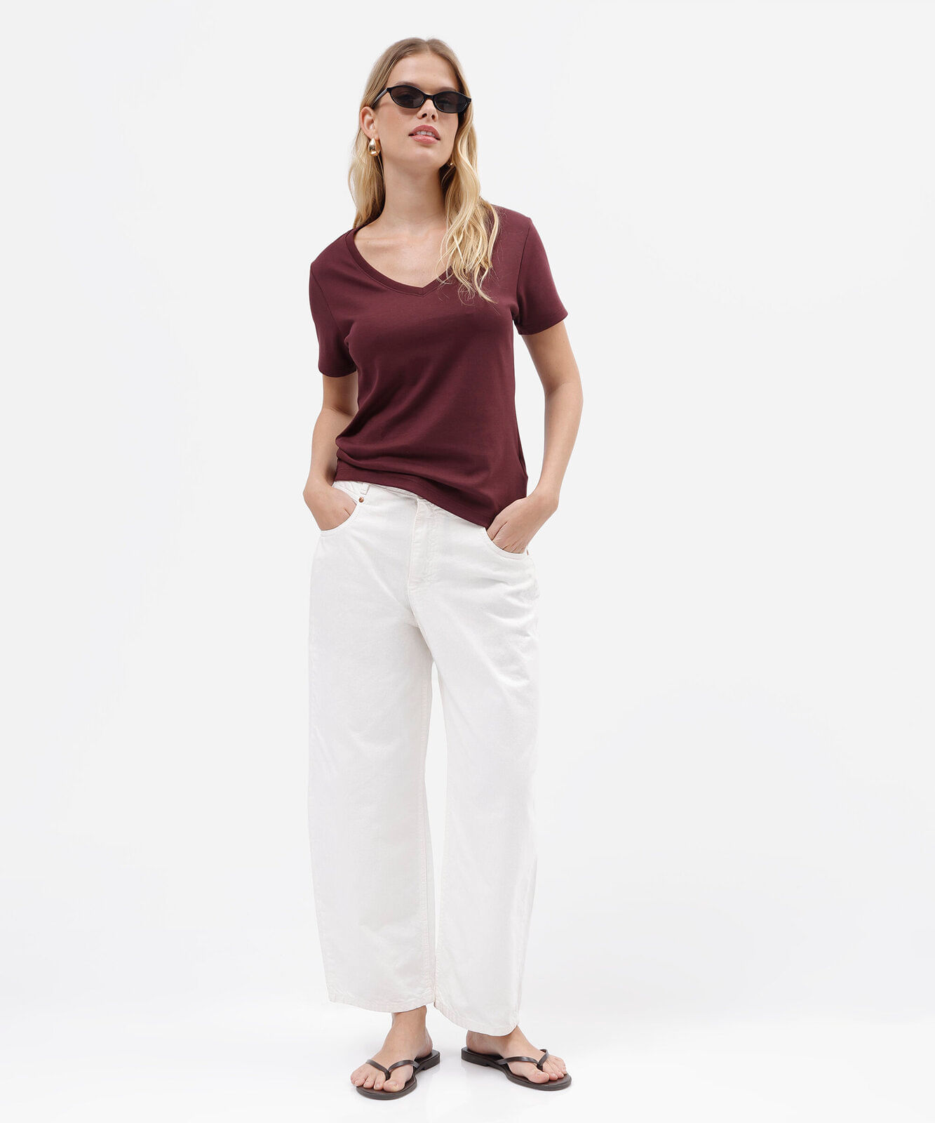 camiseta básica feminina de algodão com decote v vinho