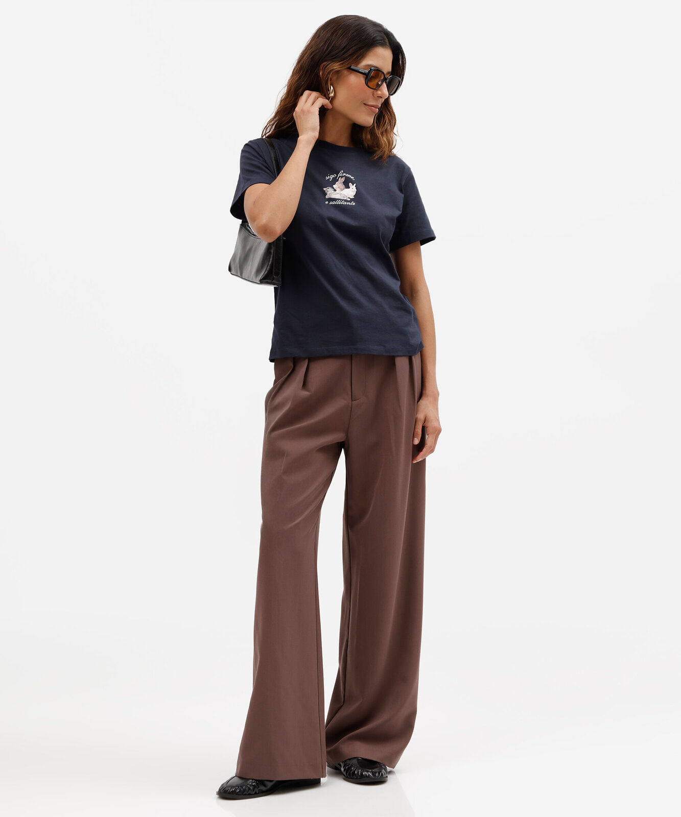 camiseta feminina de algodão com estampa coelho e saltitante azul