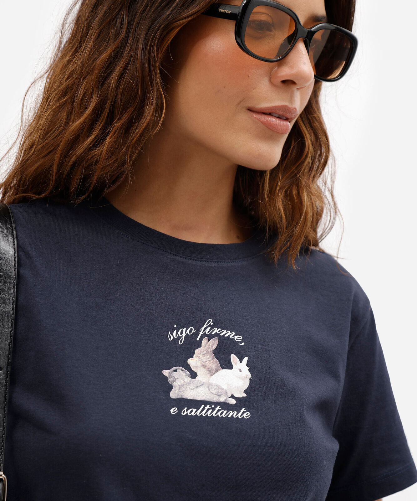 camiseta feminina de algodão com estampa coelho e saltitante azul